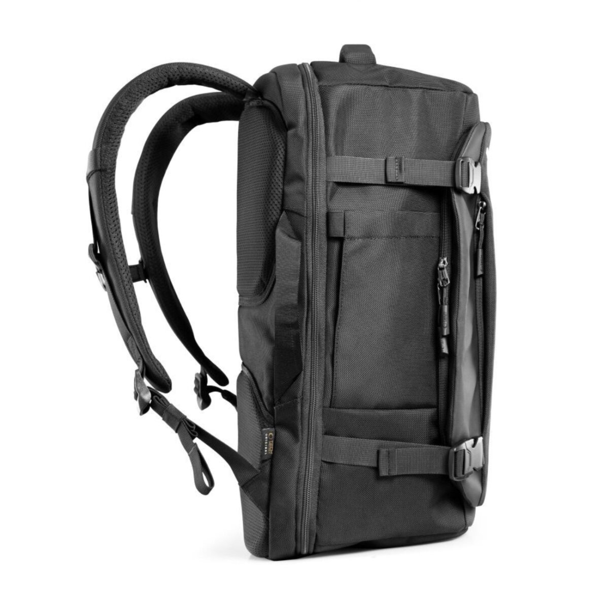 Ein schwarzer Rucksack auf weißem Hintergrund. Er hat verstellbare Träger, mehrere Fächer und ein schlankes, modernes Design.