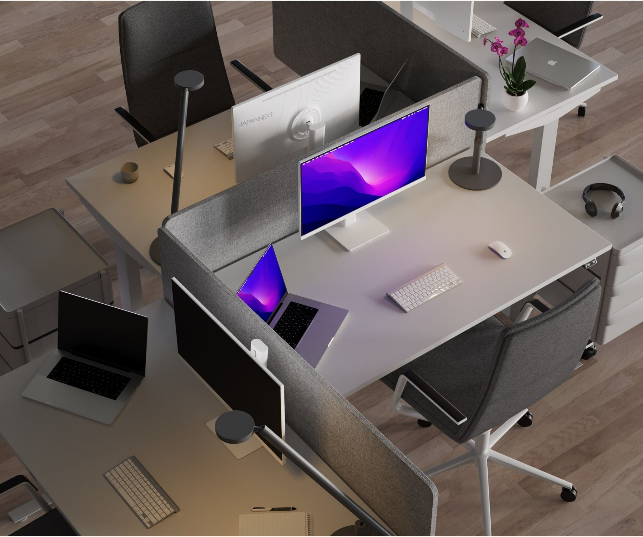 Büro-Kabinen mit Laptops, Monitoren, Lampen und Stühlen. Die Schreibtische sind weiß mit Holzböden. Einige Schreibtische haben Pflanzen und Kopfhörer.