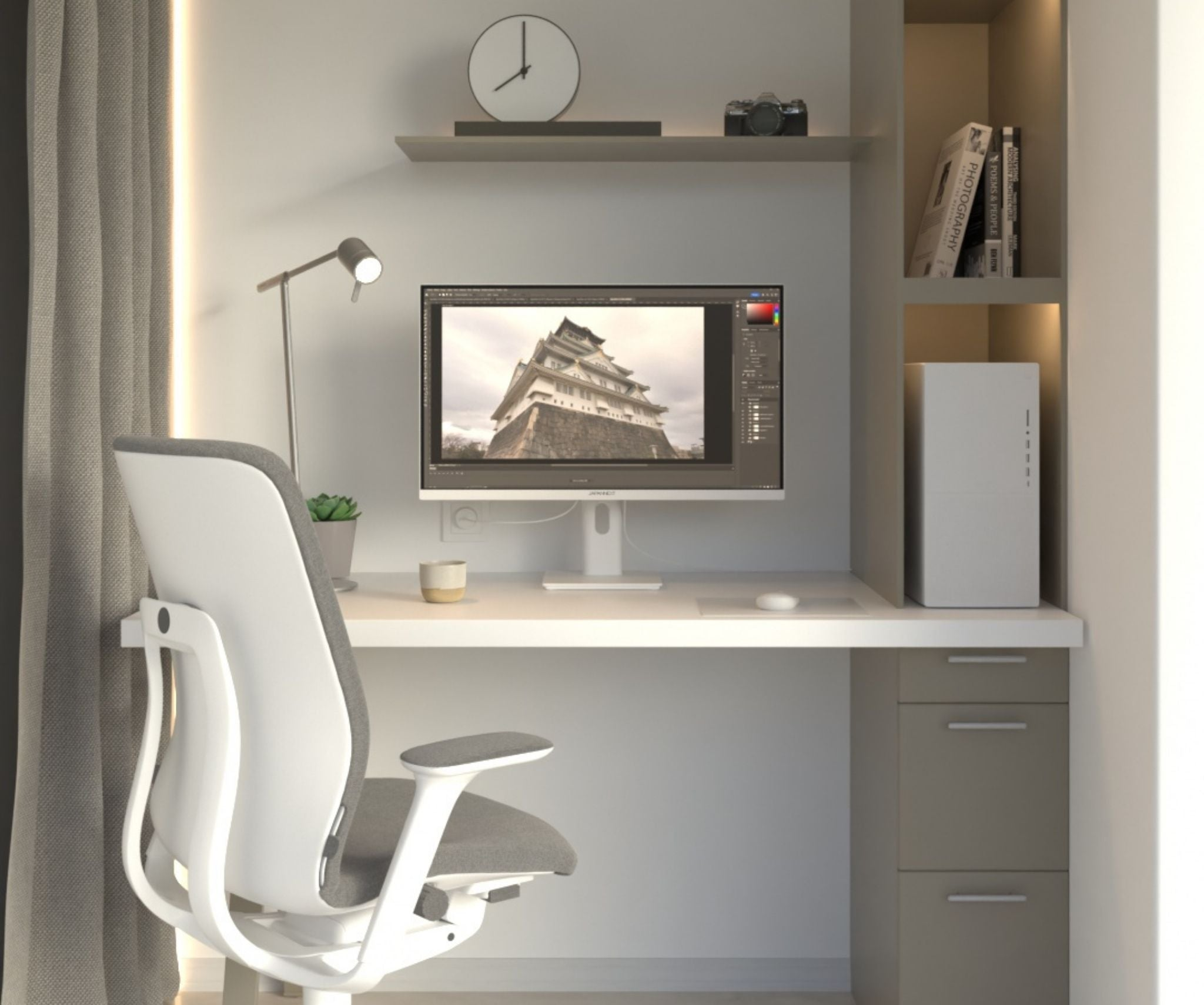 Moderne Schreibtischeinrichtung mit Computer, der ein Schloss zeigt. Ein weißer Stuhl, eine Uhr, eine Kamera und Bücher sind sichtbar.