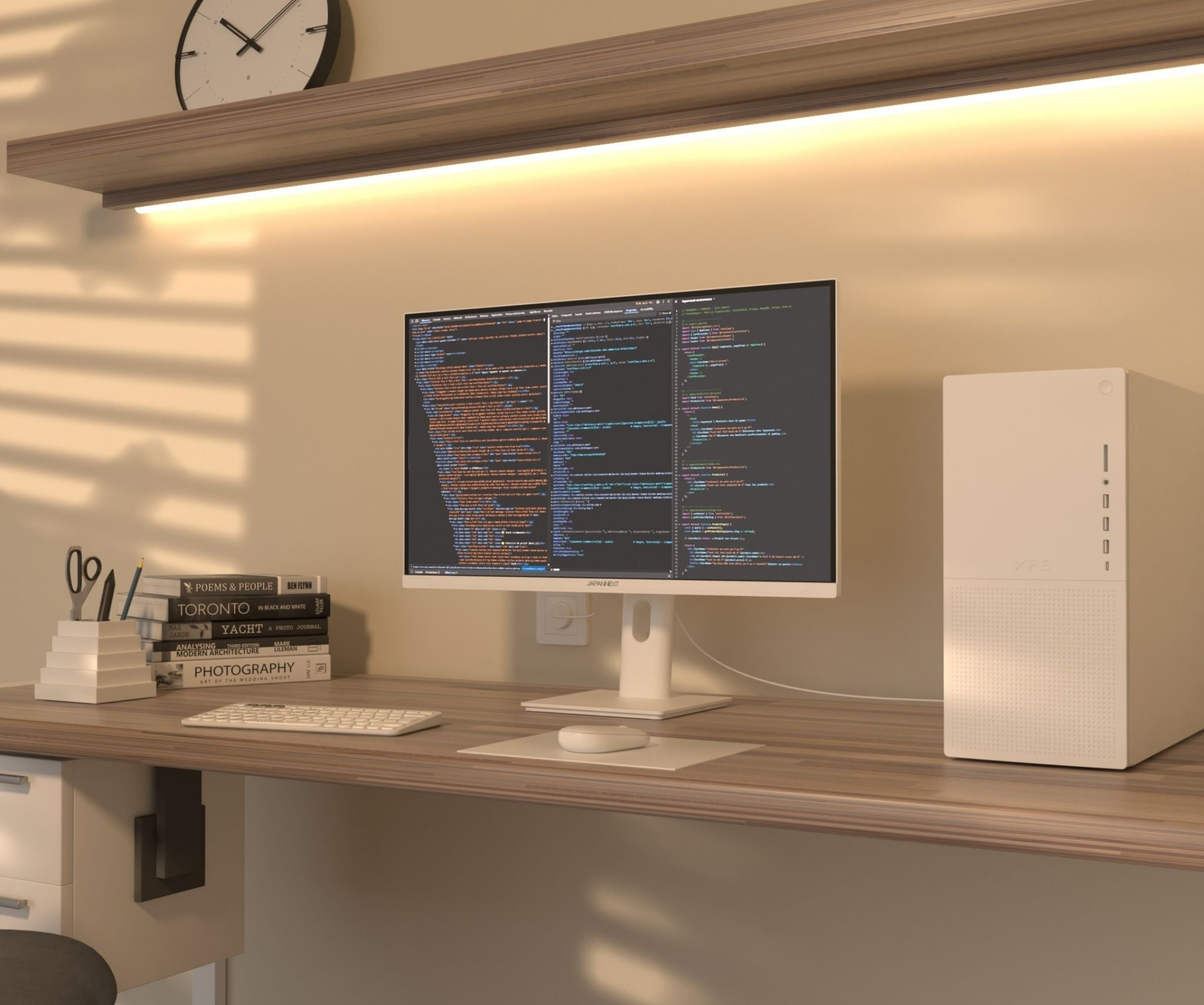 Ein Computer-Setup mit einem Monitor, der Code anzeigt, einem Turm, Büchern und einer Uhr. Der Schreibtisch ist aus Holz.