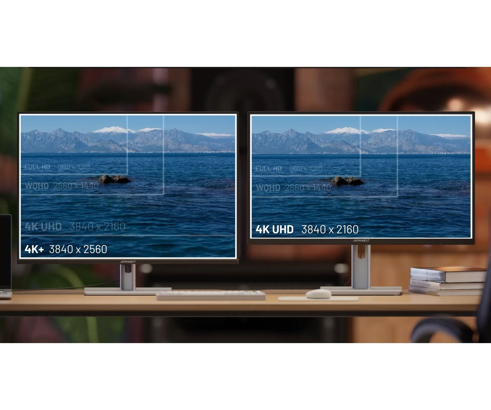 Dos monitores muestran una escena marina. Cada uno muestra detalles de resolución como 4K UHD. Un escritorio y libros en primer plano.
