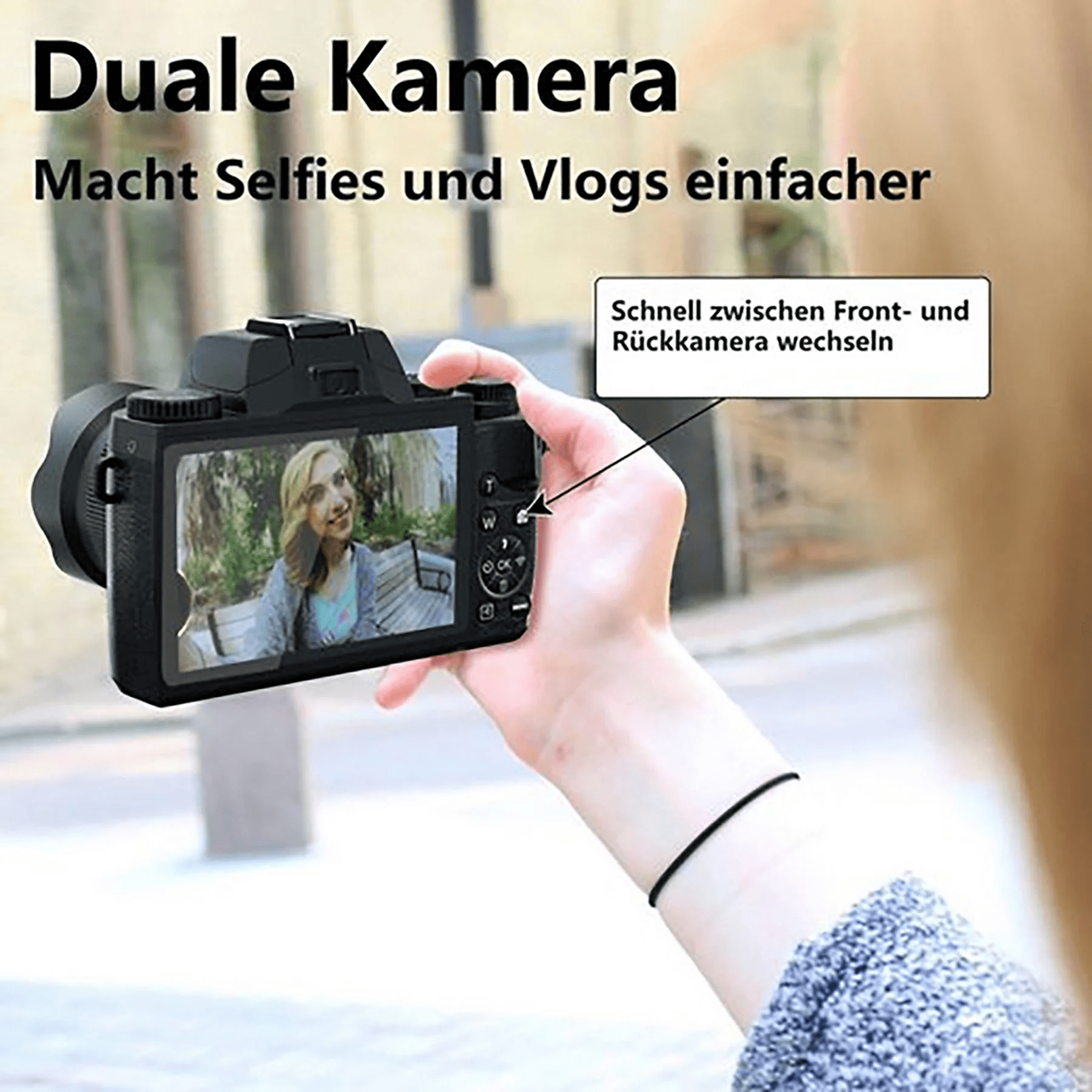 Eine Hand hält eine schwarze Kamera, die das Bild einer Frau zeigt. Der Text oben lautet 'Dual Kamera' und 'Macht Selfies und Vlogs einfacher'.