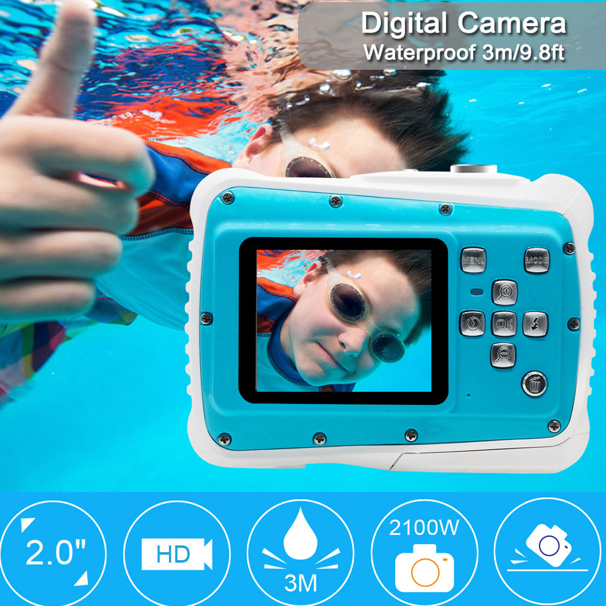 Ein Kind mit Brille im Pool hält eine türkisfarbene wasserdichte Digitalkamera. Die Kamera zeigt das Gesicht des Kindes.