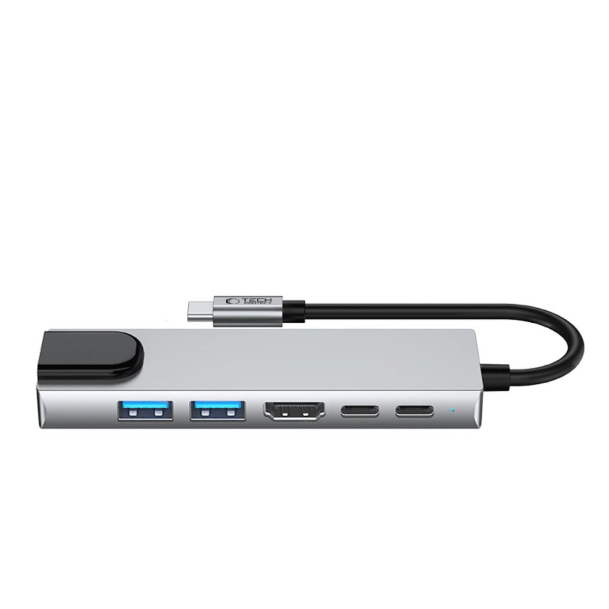 Een zilveren USB-hub met meerdere poorten. Het heeft een zwarte kabel en een zwart gedeelte aan één uiteinde. De achtergrond is wit.