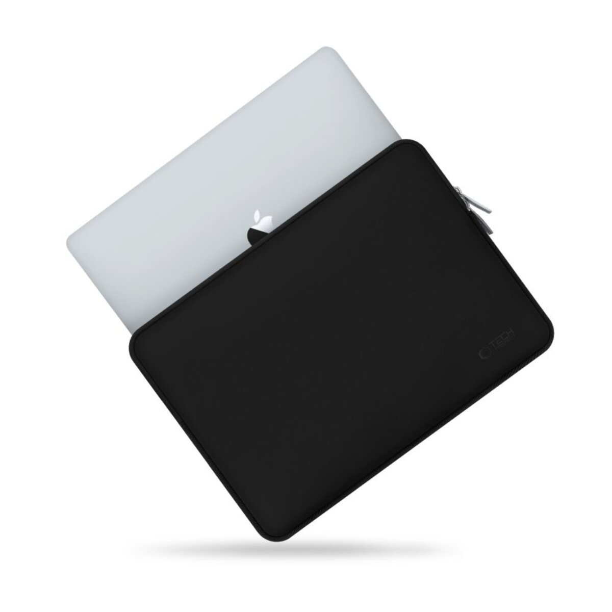 Een zilveren laptop zit in een zwarte laptoptas. De hoes heeft een rits en de merknaam is zichtbaar.