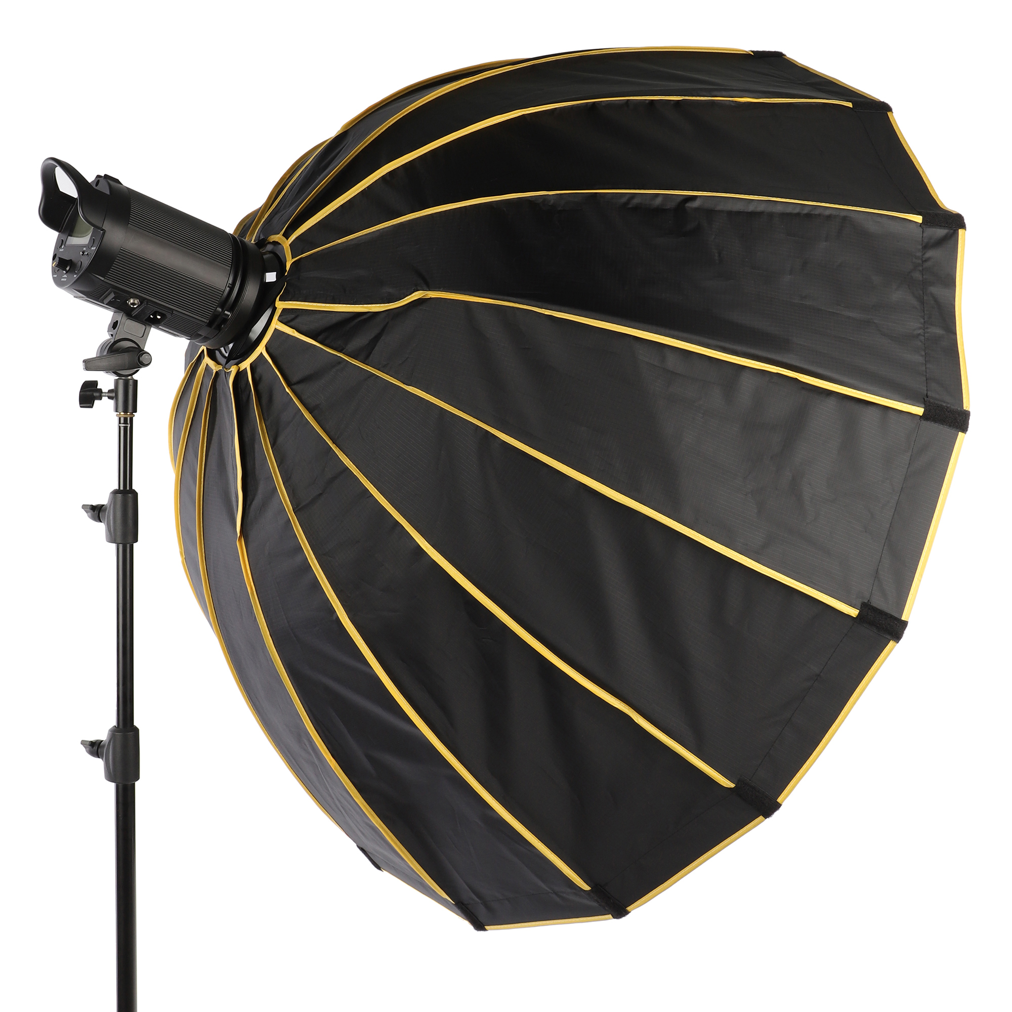 Ein Studioblitz mit einer schwarzen und gelben achteckigen Softbox, montiert auf einem Ständer, isoliert auf Weiß.
