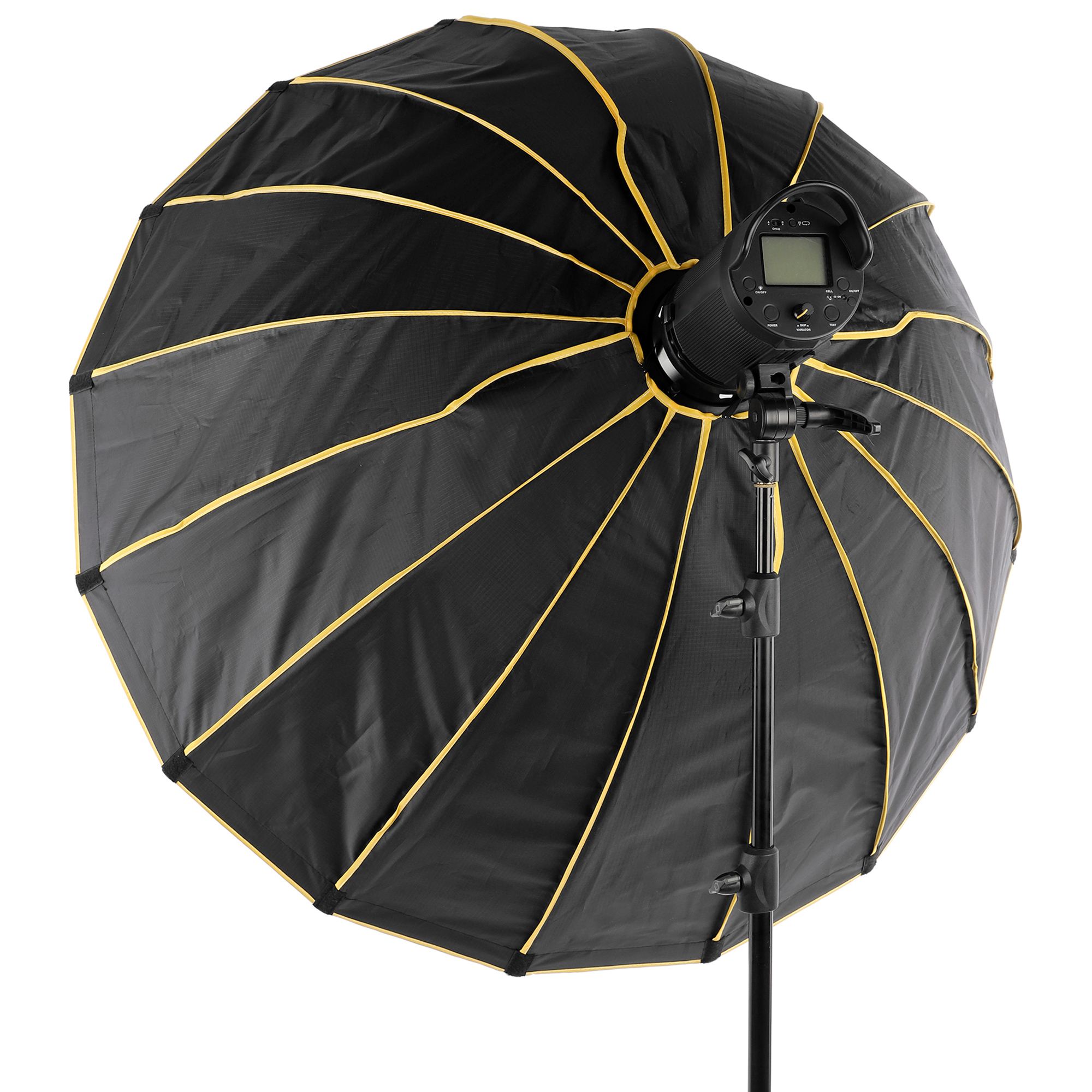 Ein Studioblitz mit großem, schwarz-gelbem Softbox-Schirm steht mittig auf einem Ständer vor weißem Hintergrund.