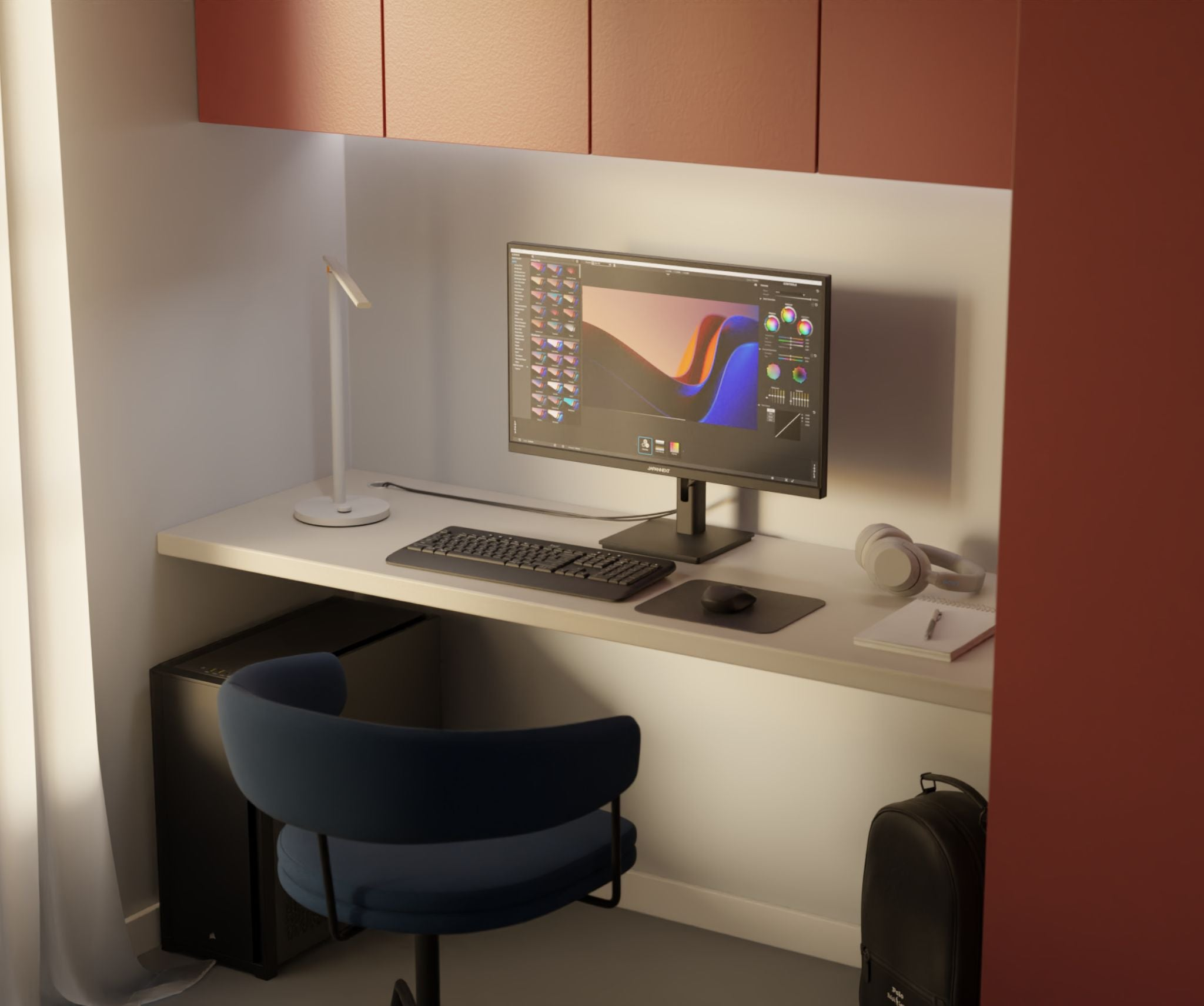 Un escritorio con monitor con interfaz de software, teclado, ratón, auriculares, bloc de notas y silla.
