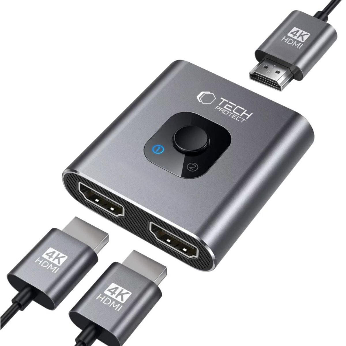 Een grijze Tech Protect HDMI-switch met meerdere 4K HDMI-kabels aangesloten. Het heeft een knop en twee poorten. Witte achtergrond.