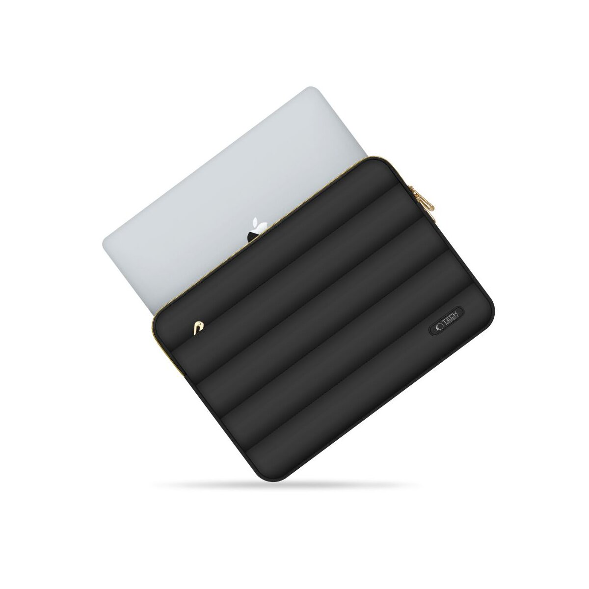 Een laptop gedeeltelijk in een zwarte gewatteerde hoes. De hoes heeft een gouden rits. De laptop is zilverkleurig met een Apple-logo.
