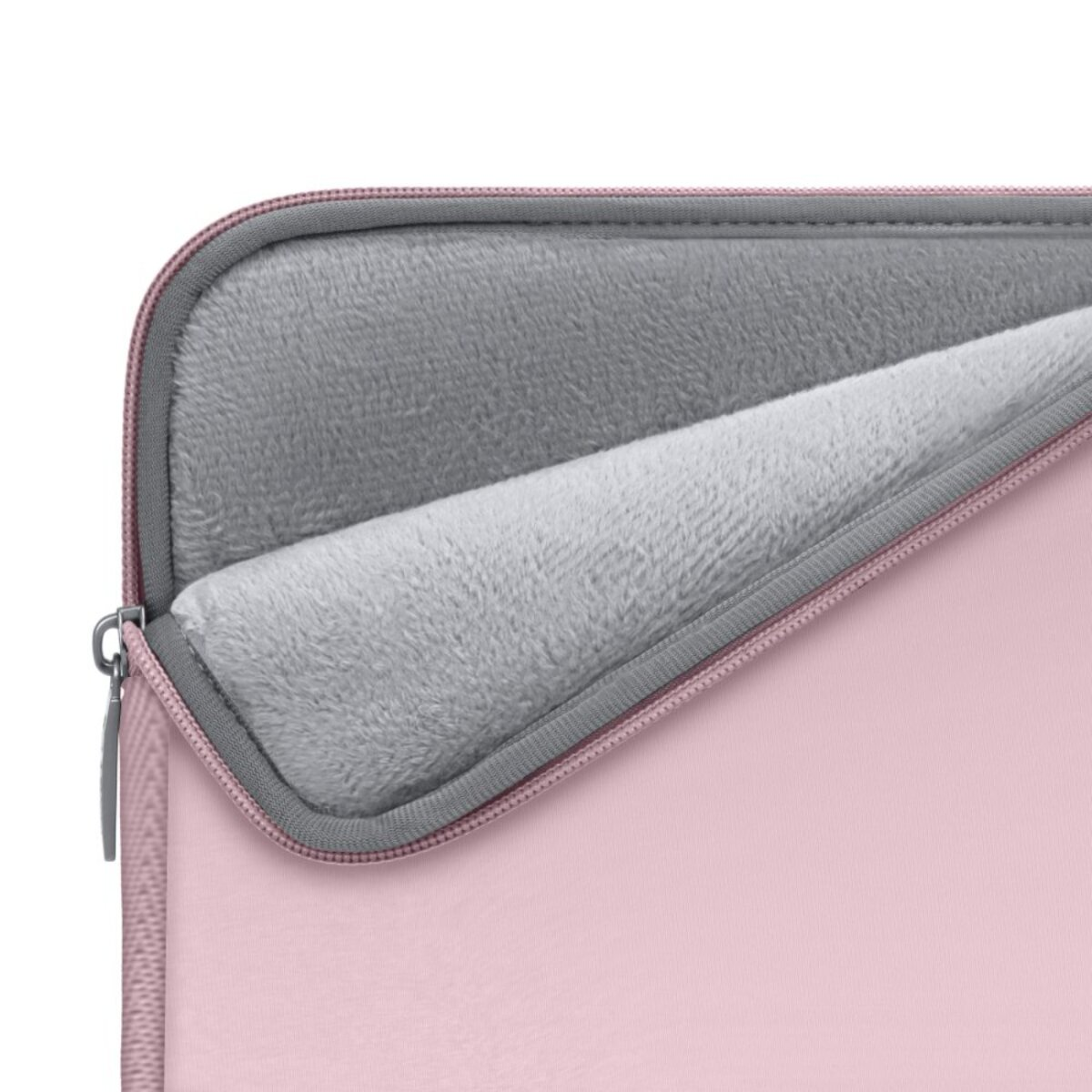 Close-up van een roze laptoptas. De binnenkant is grijs, pluche. Een rits loopt langs de rand. De hoes is gedeeltelijk open.