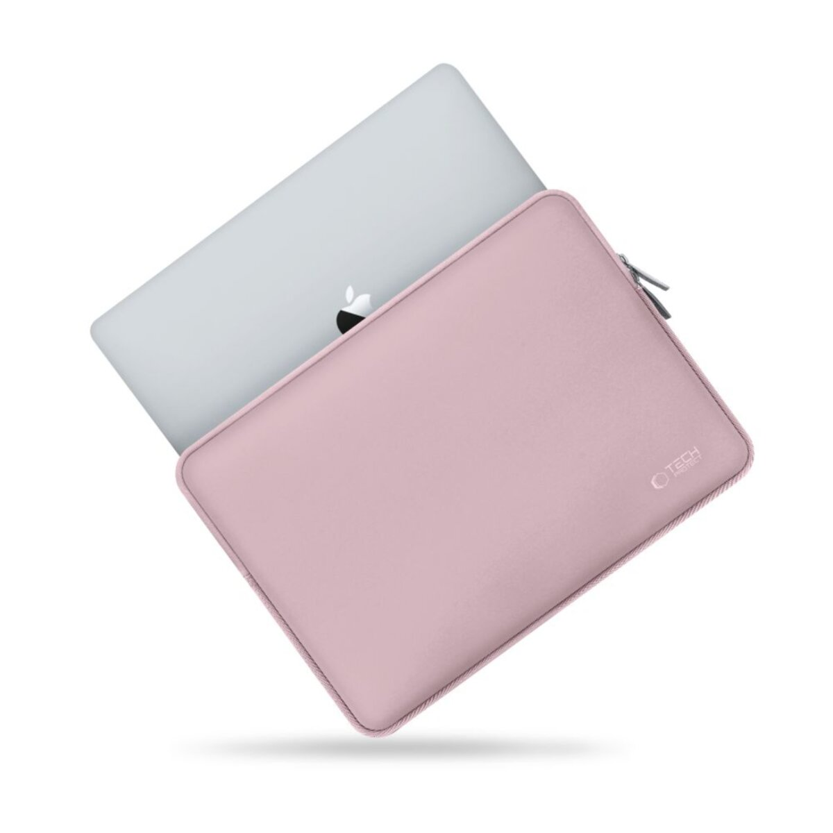 Een roze laptoptas met een zilveren laptop erin. De hoes heeft een rits en het Apple-logo is zichtbaar.