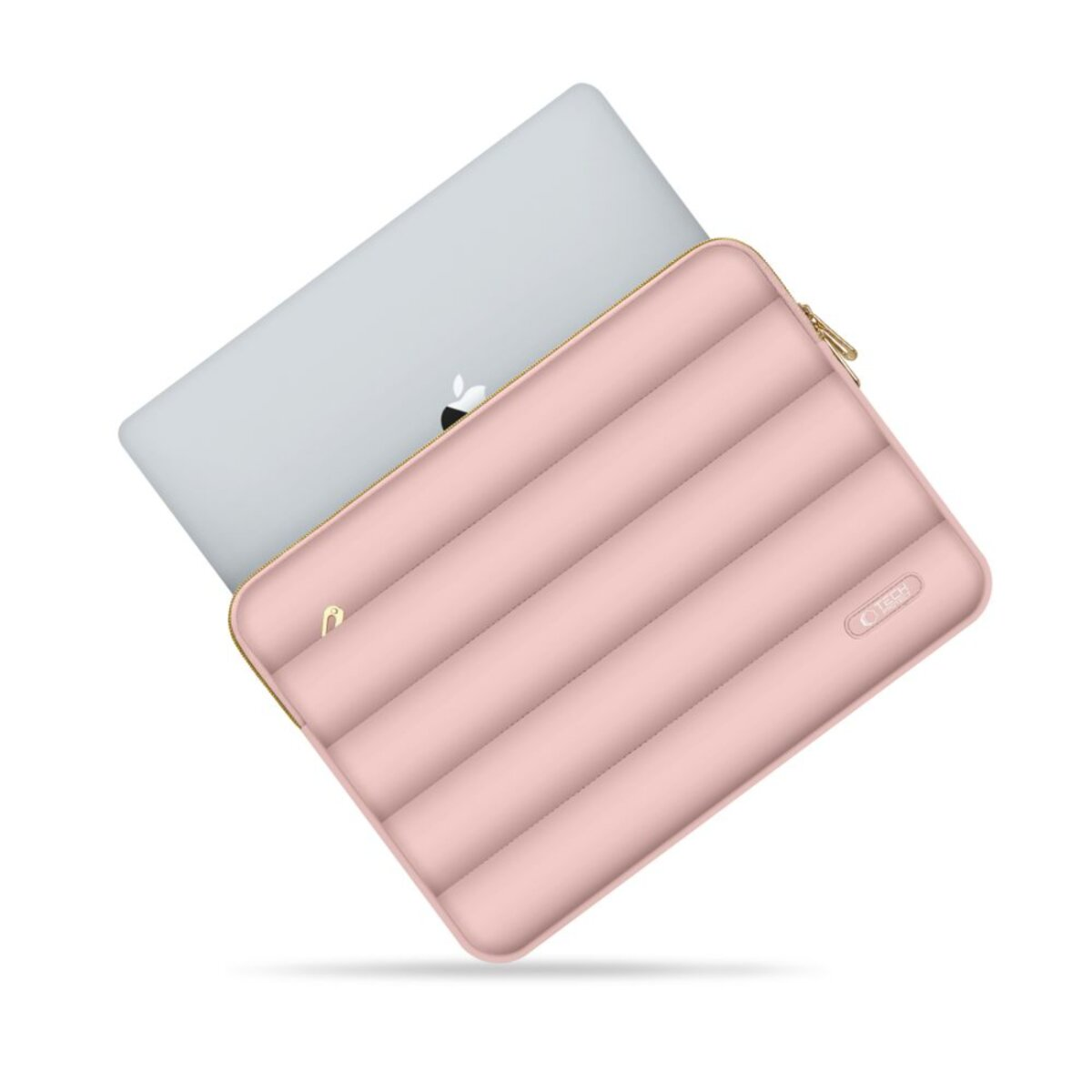 Een laptop in een roze, gewatteerde hoes. De laptop is zilverkleurig en de hoes heeft een gouden ritssluiting.