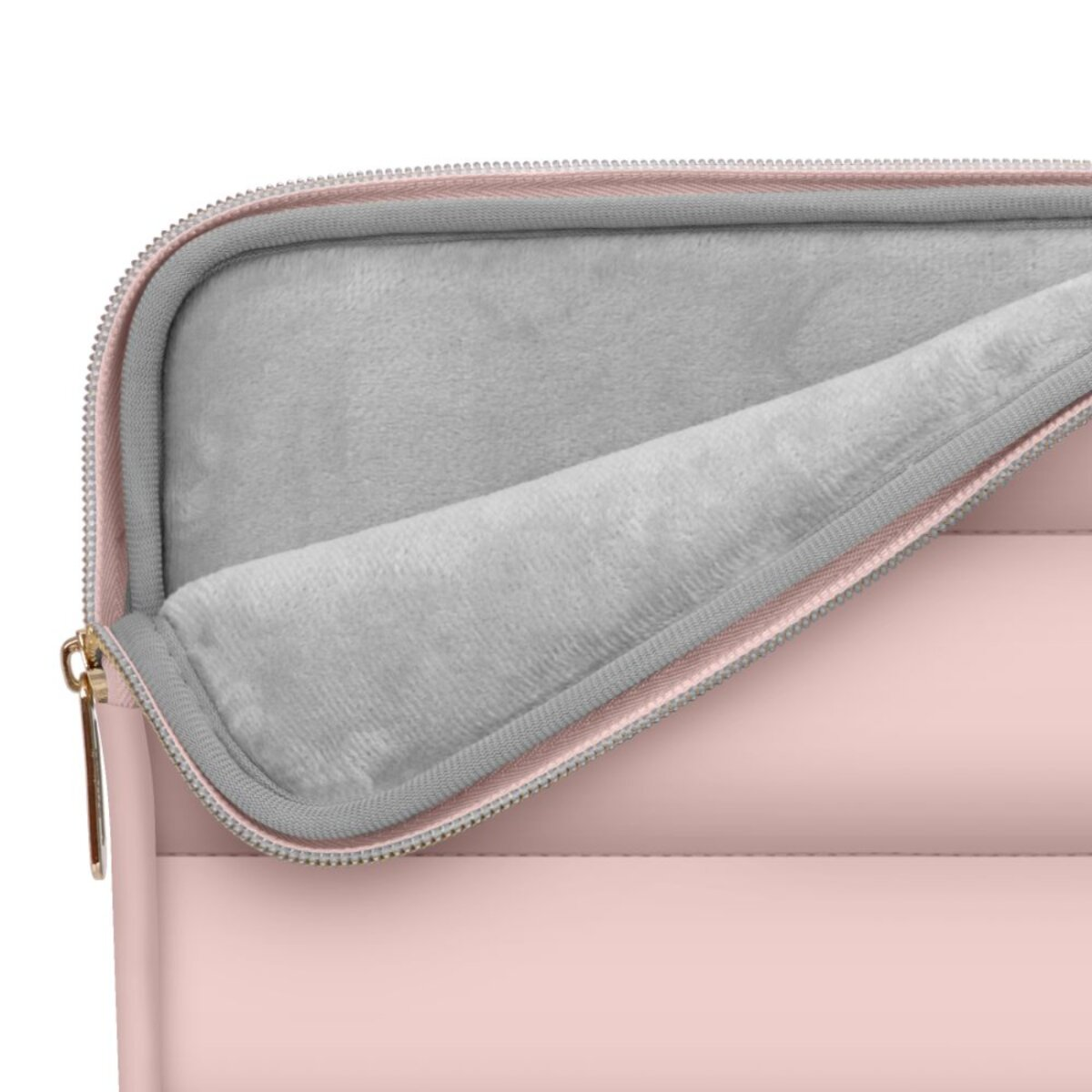 Close-up van een roze laptoptas, open om een grijze, pluche binnenkant te onthullen. Een gouden rits en roze afwerking zijn zichtbaar.