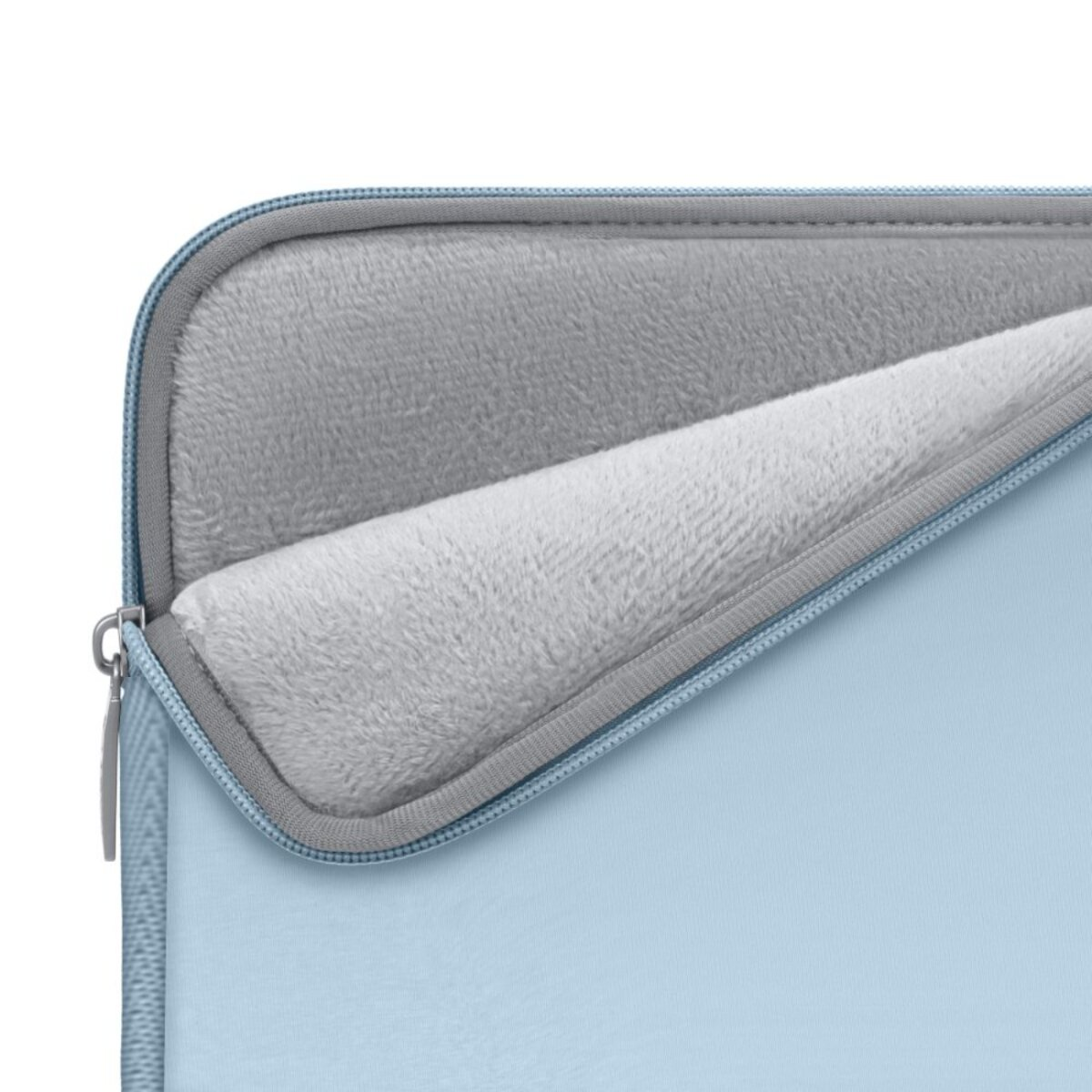 Close-up van een lichtblauwe laptoptas. De binnenkant is grijs, zacht materiaal. Een rits loopt langs de rand, gedeeltelijk open.