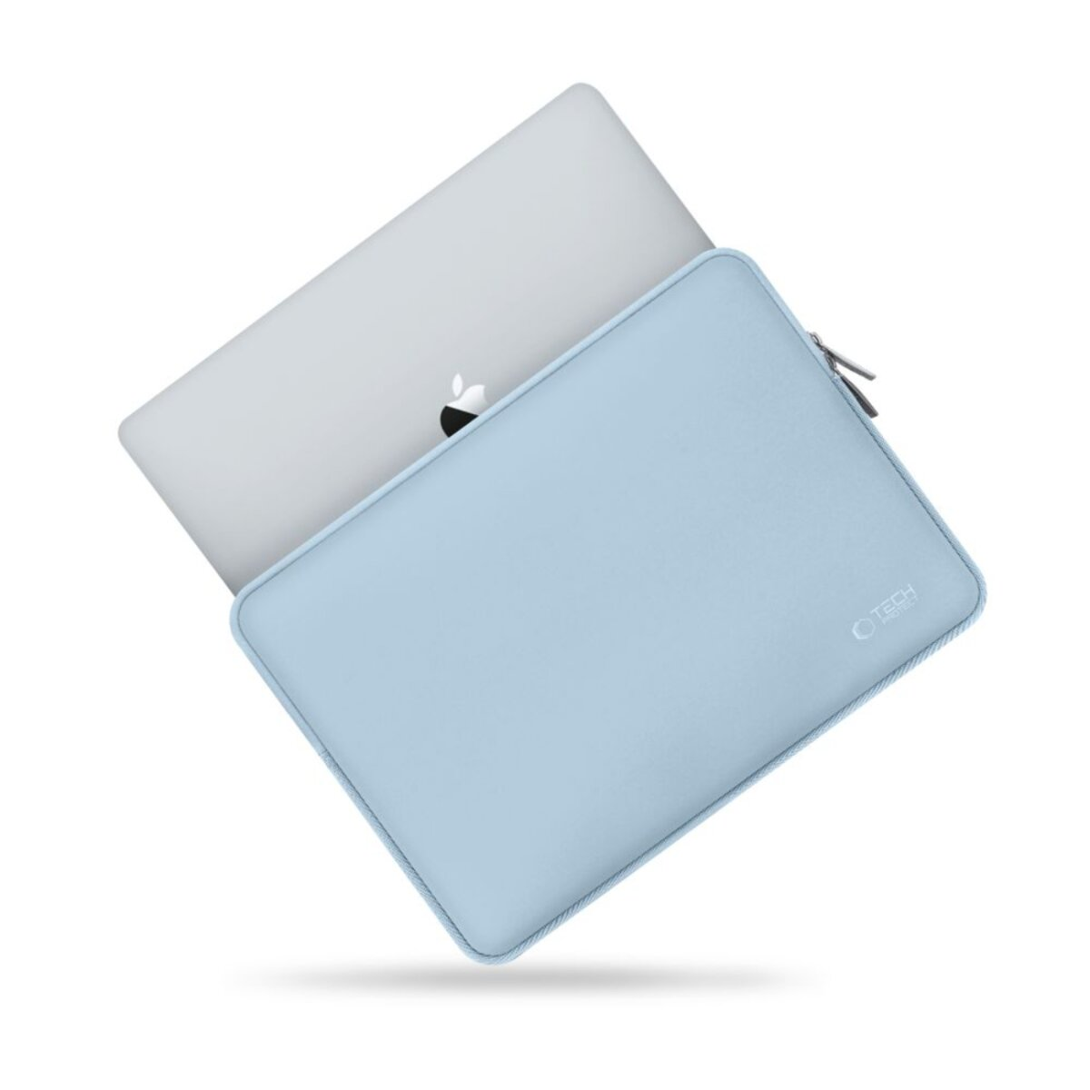 Een lichtblauwe laptoptas met een zilveren laptop erin. De tas heeft een rits en het Apple-logo is zichtbaar.