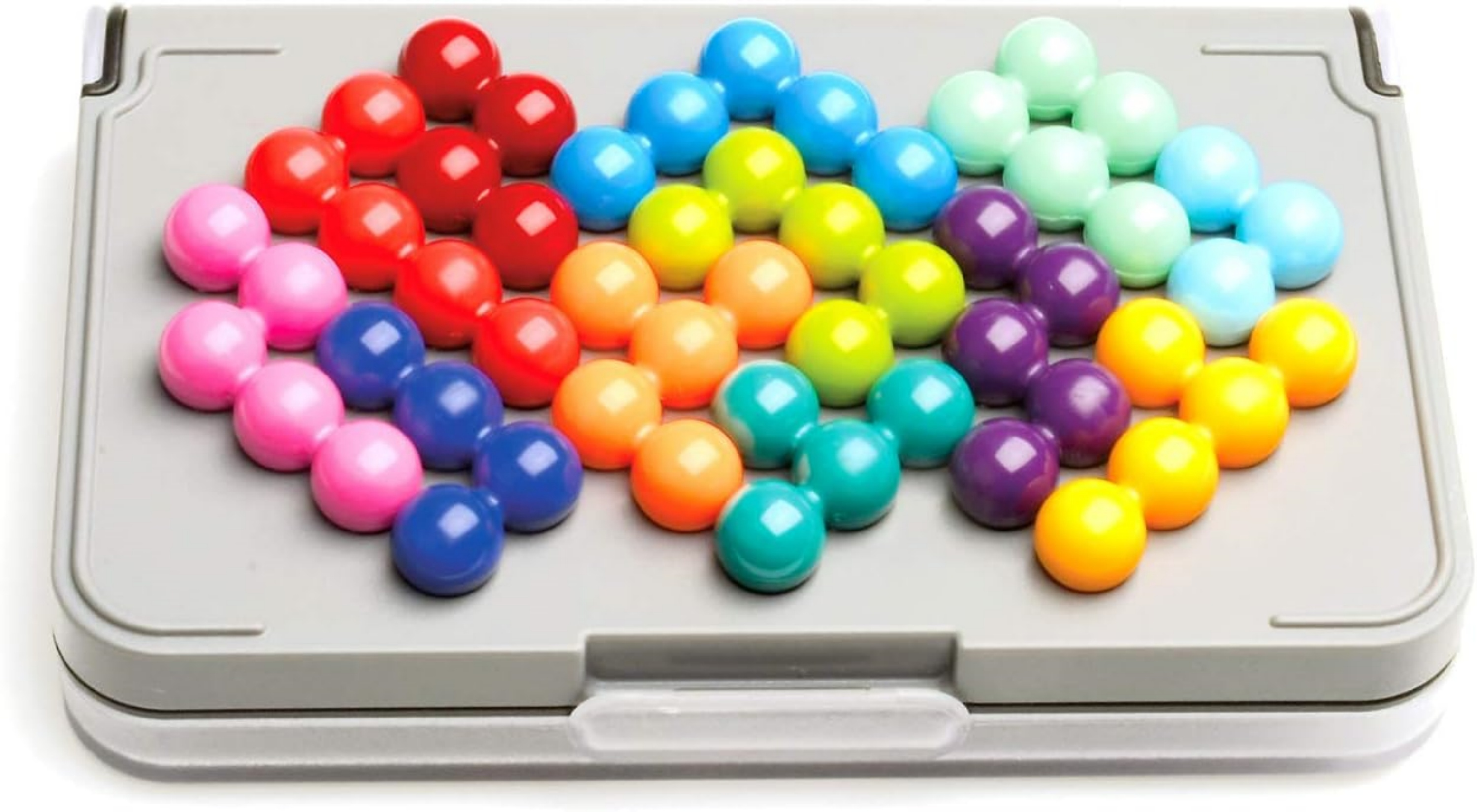 Ein Spielbrett mit bunten Kugeln, die in Reihen angeordnet sind. Rote, orangefarbene, gelbe, grüne, blaue und violette Kugeln füllen das Brett.