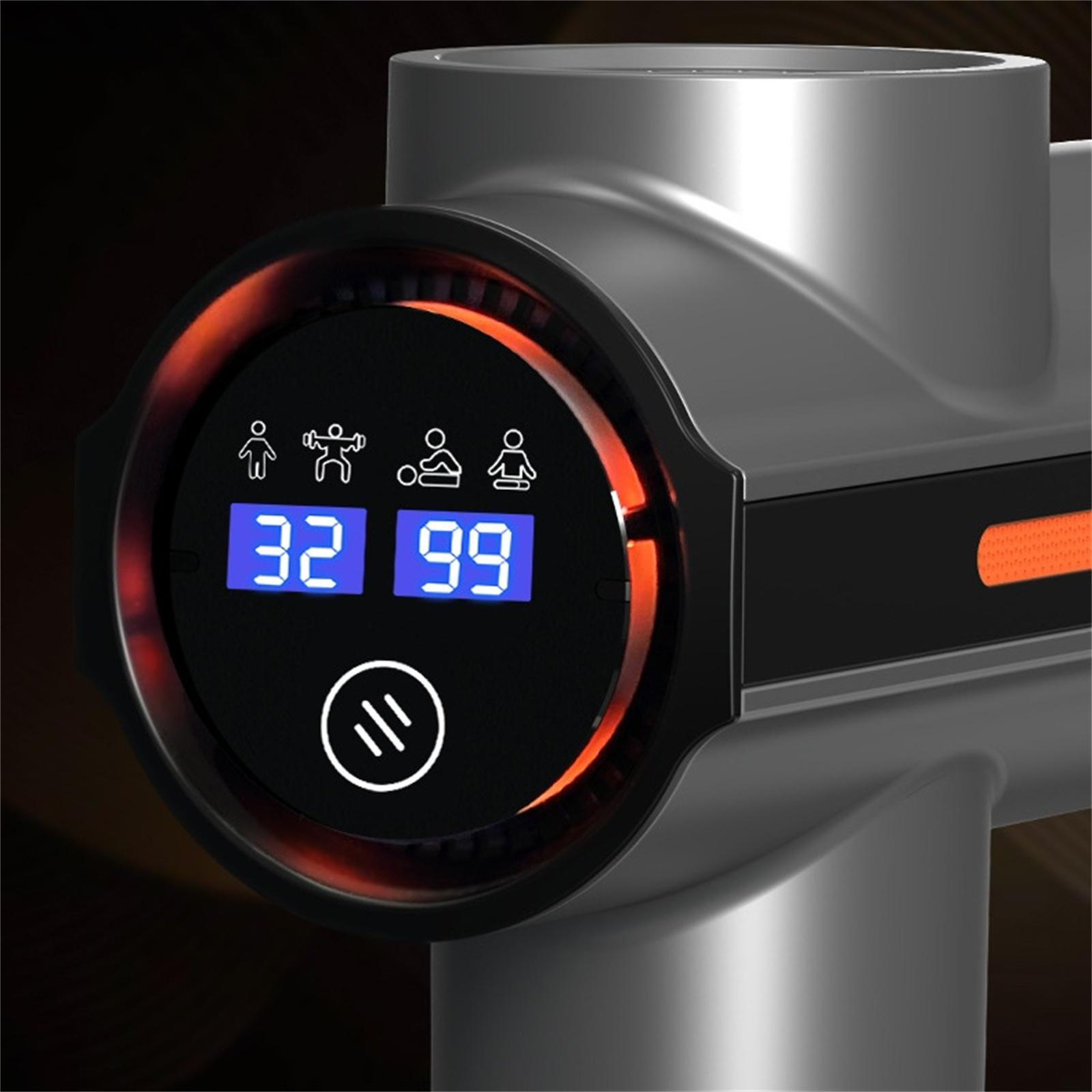 Nahaufnahme einer Massagepistole mit Digitalanzeige, die Zahlen und Symbole zeigt. Es hat einen metallischen Körper und orangefarbene Akzente.