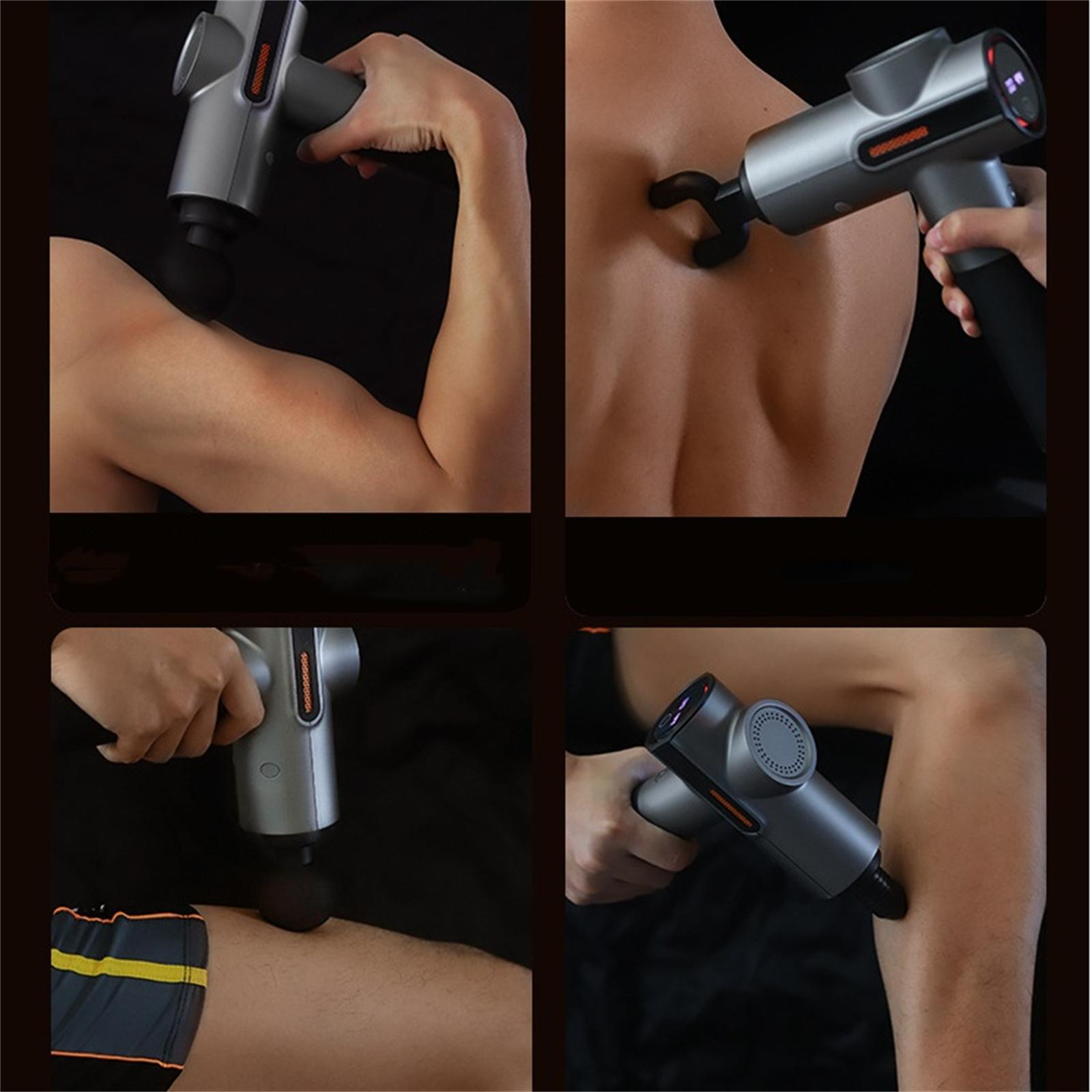 Vier Bilder zeigen eine Massagepistole in Gebrauch an verschiedenen Körperteilen. Graue Pistole an Arm, Rücken, Bein. Schwarzer Hintergrund.