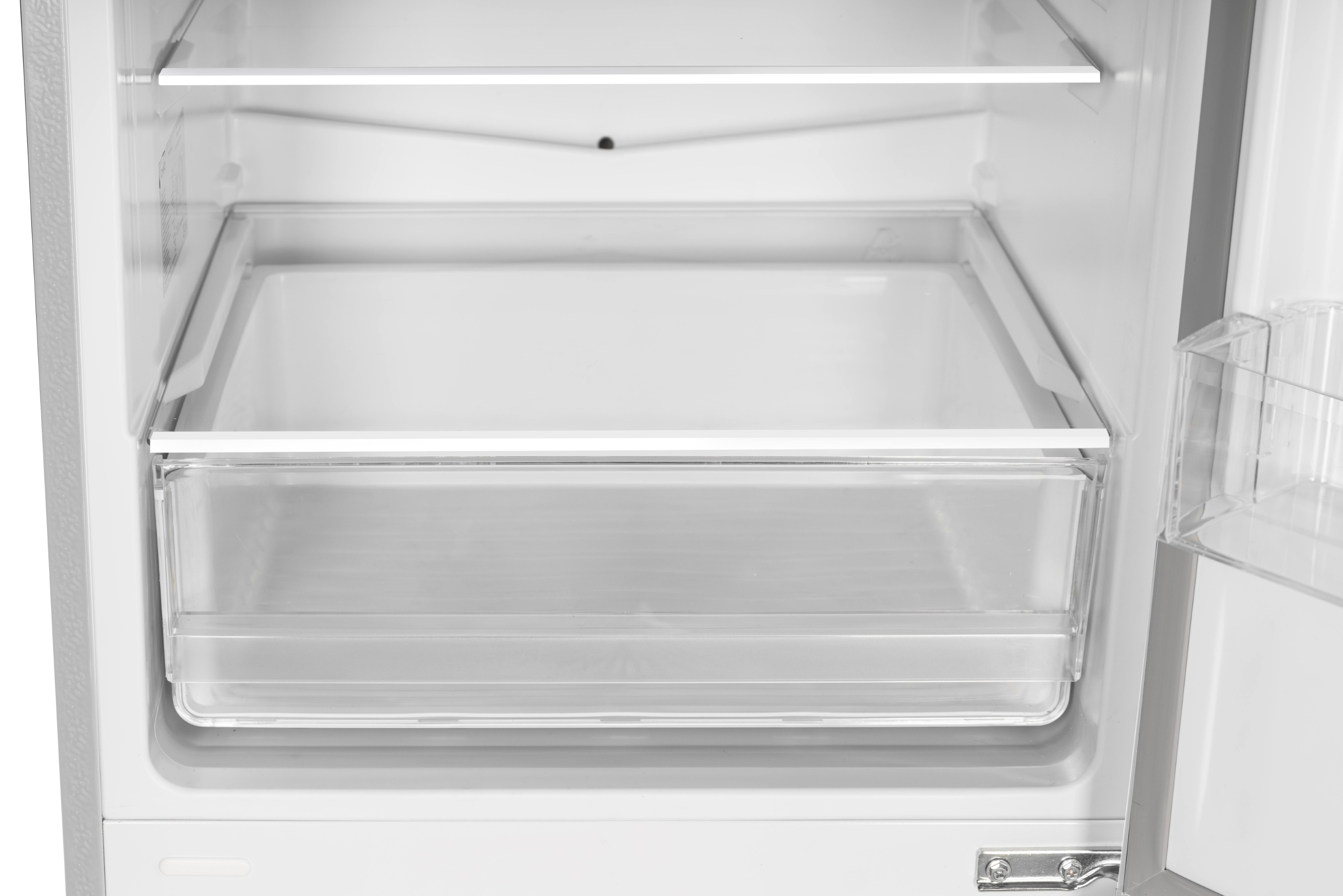 Offener Kühlschrankinnenraum mit Regalen und transparenten Kunststoffschubladen. Das Innere ist weiß.