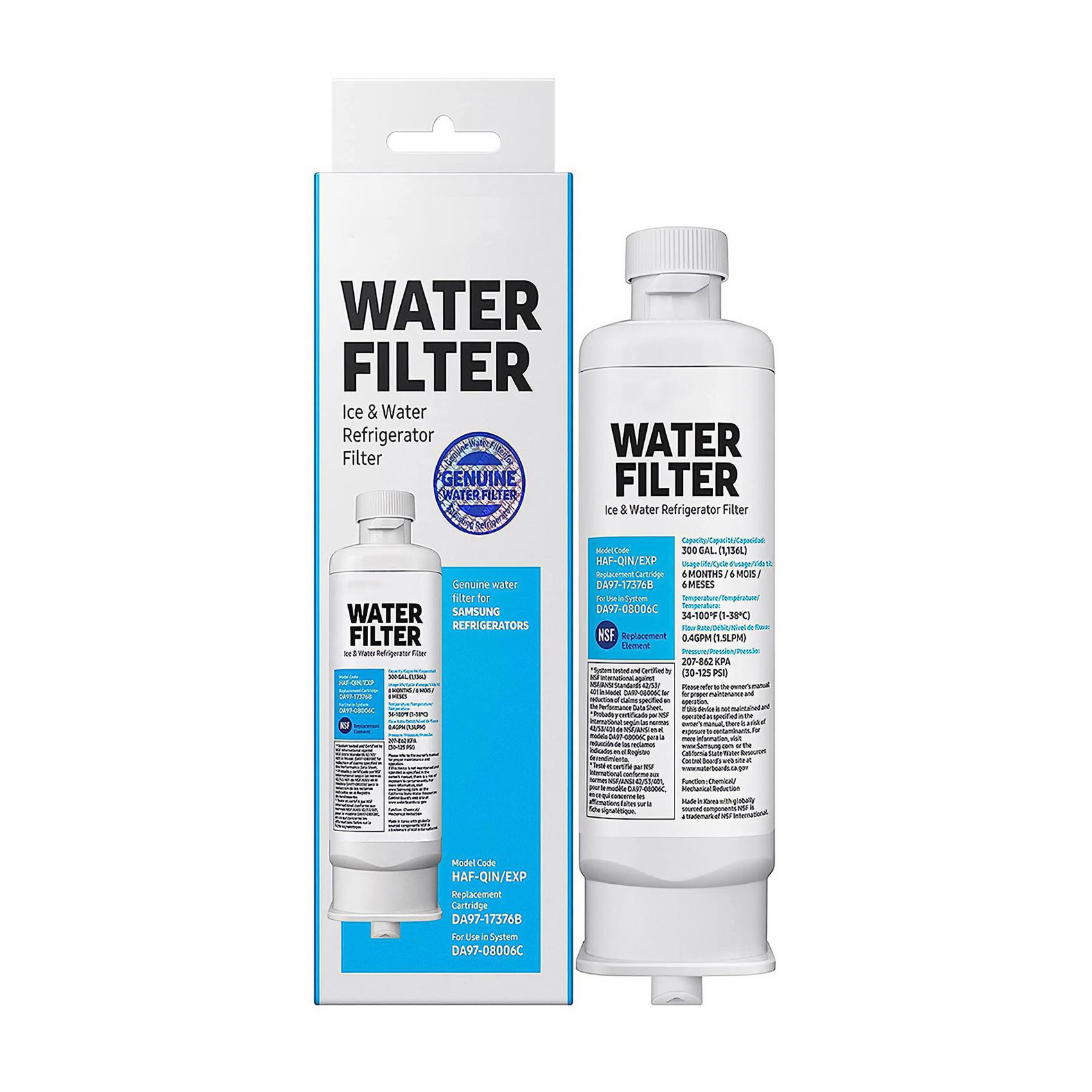 Ein weißer Wasserfilter für Kühlschränke mit einer Box. Die Box hat Text und ein blaues Abzeichen.