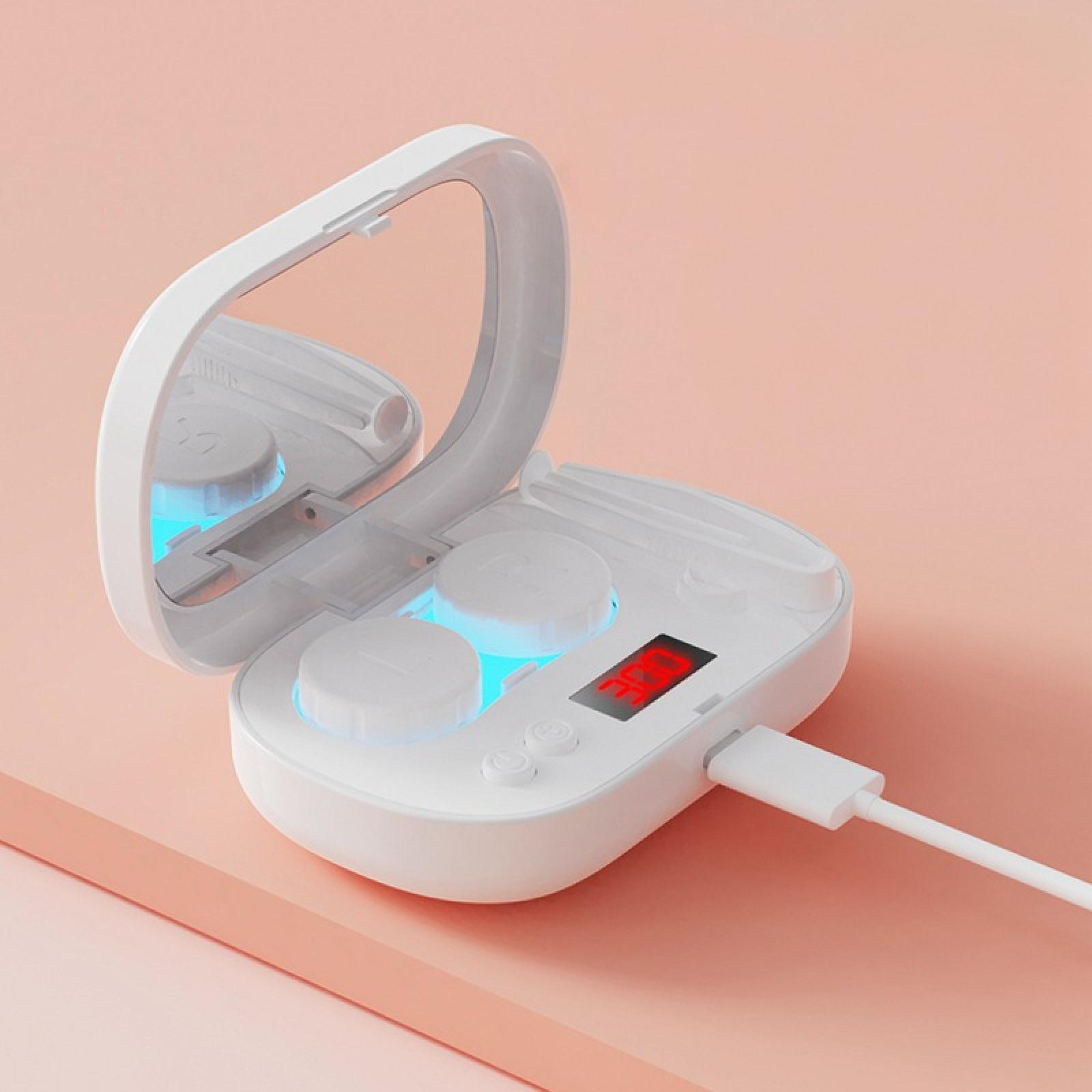 Ein weißer Kontaktlinsenreiniger mit Spiegel. Er hat eine Digitalanzeige mit der Anzeige '300' und ein eingestecktes USB-Kabel.
