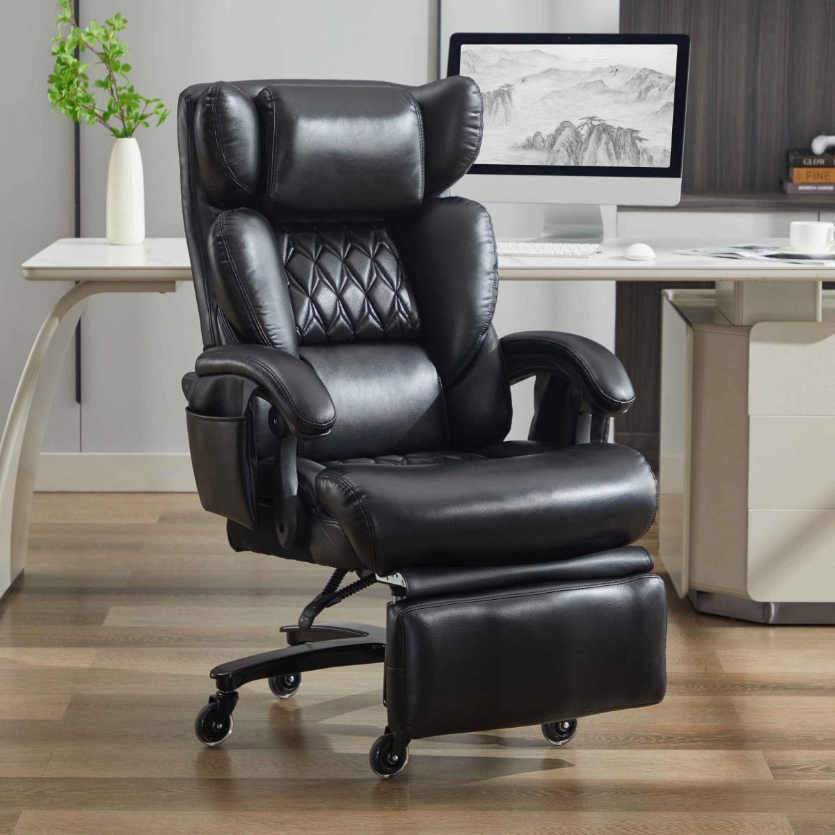 Ein schwarzer Ledersessel mit Fußstütze steht in einem Büro. Ein Schreibtisch, ein Computer und eine Pflanze sind ebenfalls sichtbar.