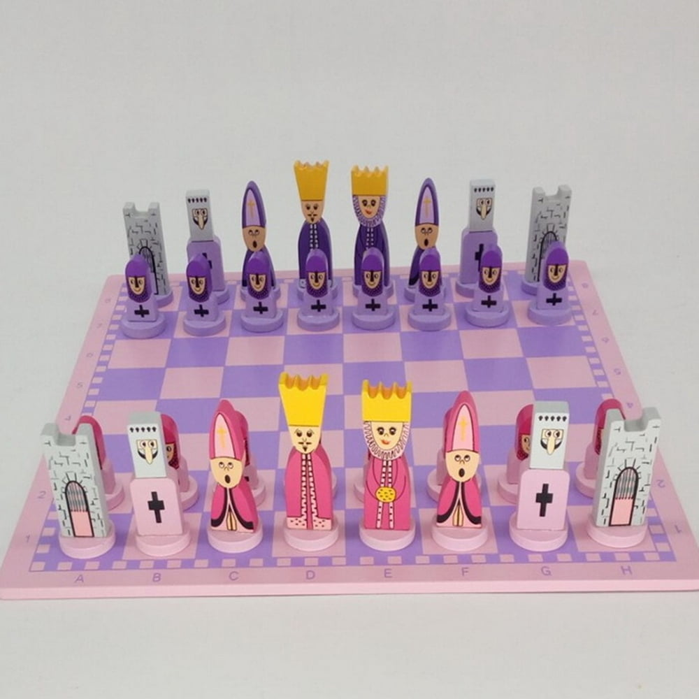 Schachbrett mit Holzfiguren. Lila und rosa Farben dominieren. Könige, Damen, Läufer und Türme sind sichtbar.