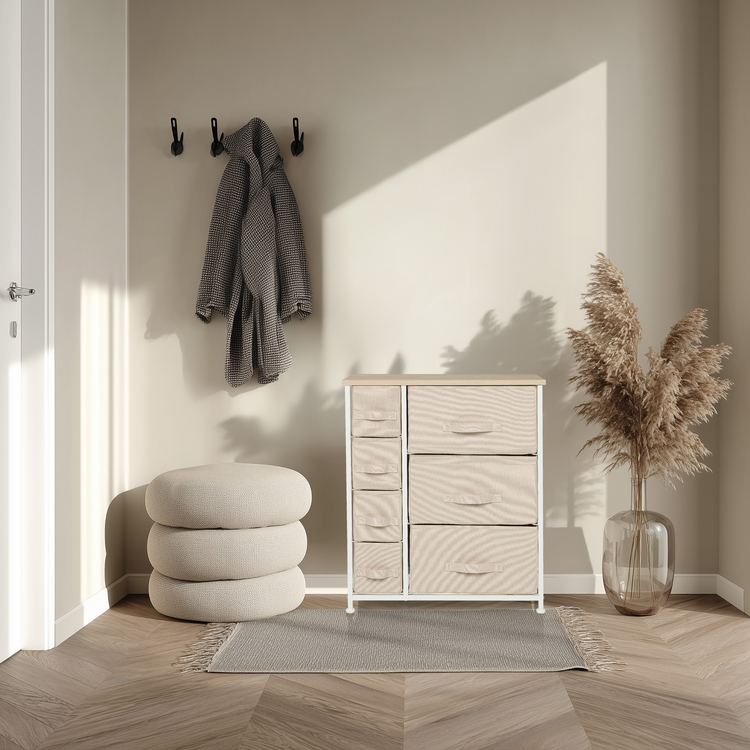 Ein Flur mit Mantel, Kommode und Vase mit Ziergras. Holzboden und ein Teppich sind vorhanden.