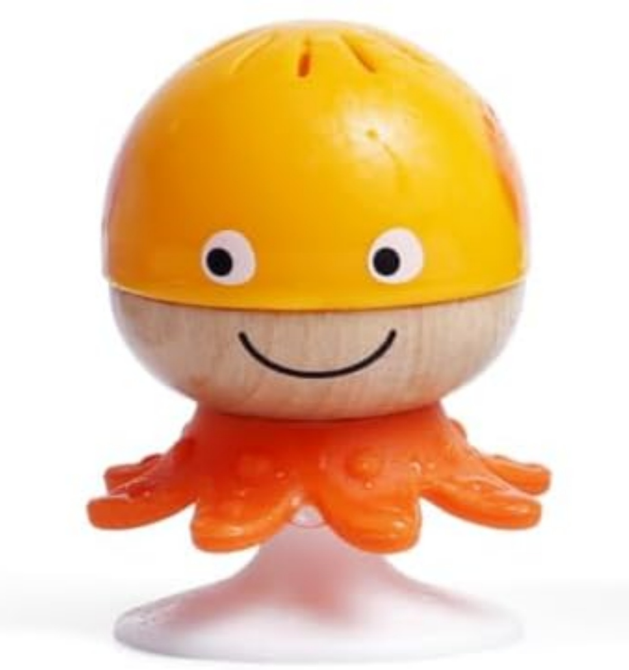 Ein Spielzeug-Oktopus mit orangefarbenem Kopf, Holzkörper und orangefarbenen Tentakeln. Es hat ein lächelndes Gesicht und sitzt auf einem weißen Sockel.