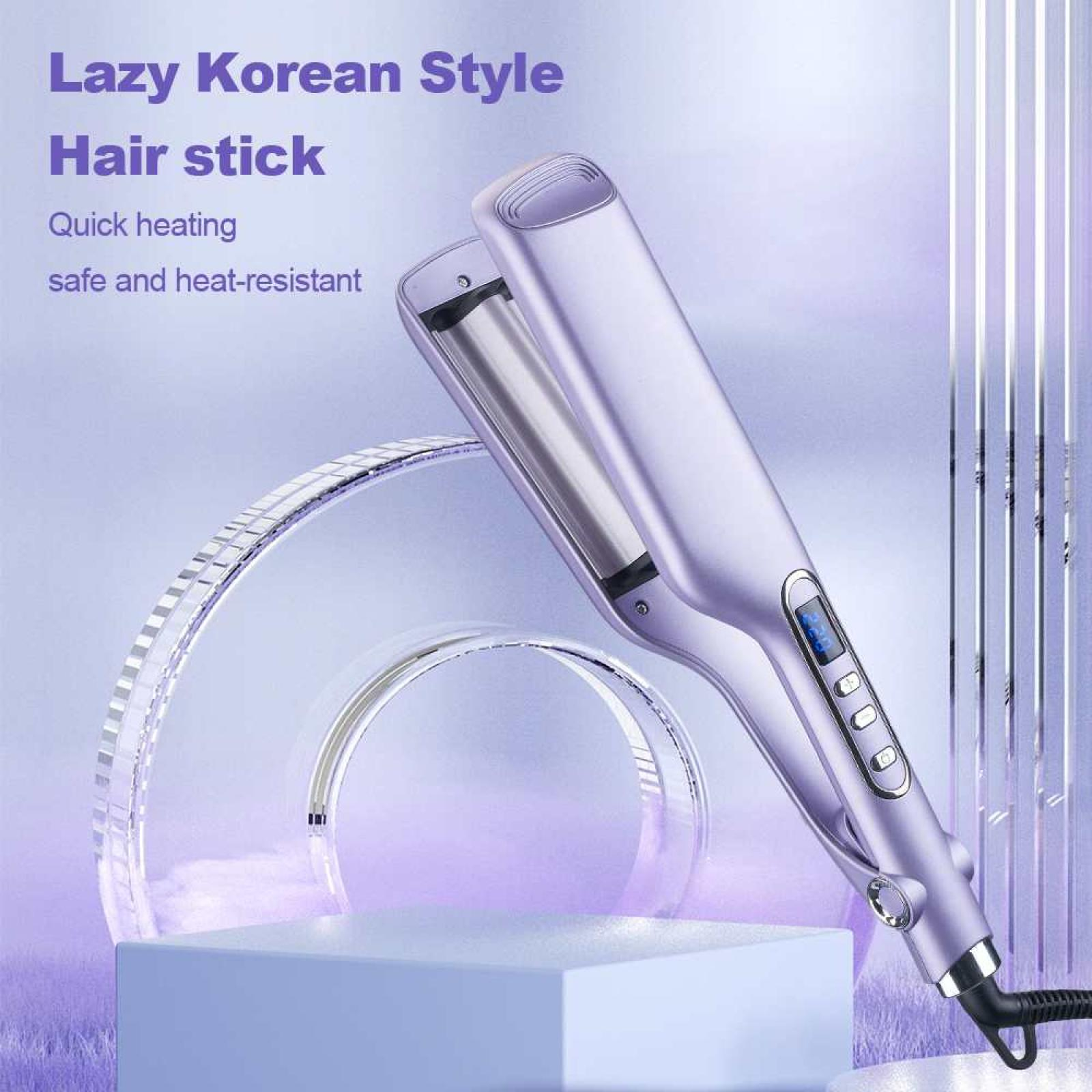 Ein lila Haarglätter liegt auf einer helllila Oberfläche. Text: "Lazy Korean Style Hair stick, Quick heating, safe and heat-resistant"