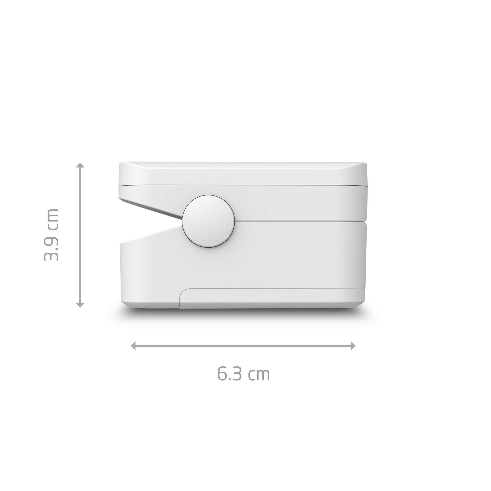 Un oxímetro blanco, de 6,3 cm de largo y 3,9 cm de alto, sobre fondo blanco. Tiene un botón y una abertura.