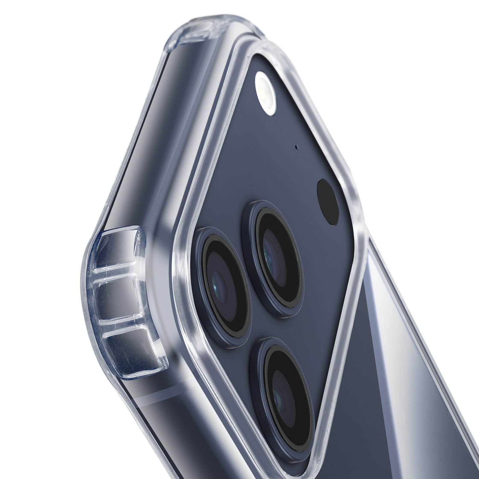 Primer plano del módulo de cámara de un teléfono con tres lentes y una funda protectora transparente, sobre un fondo blanco.