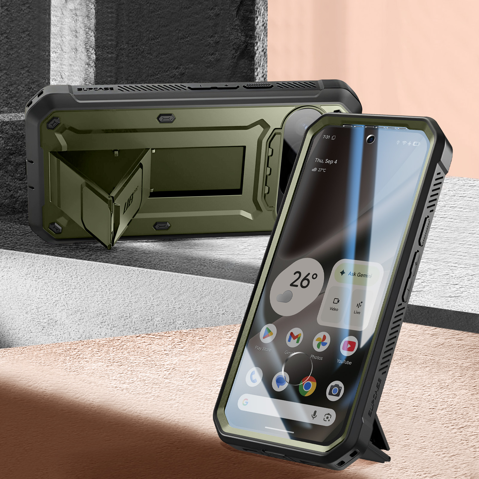 Due custodie per telefono verde oliva, una con un telefono che mostra app. Lo sfondo presenta cemento strutturato e superfici color pesca.