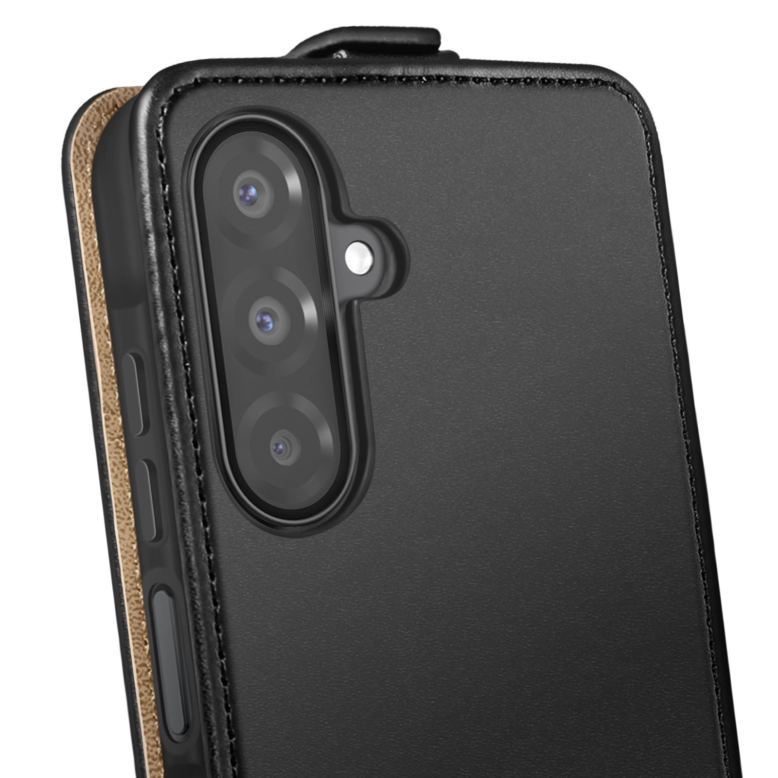 Primo piano di una custodia nera per telefono con lenti della fotocamera. La custodia è cucita e ha una trama in pelle.