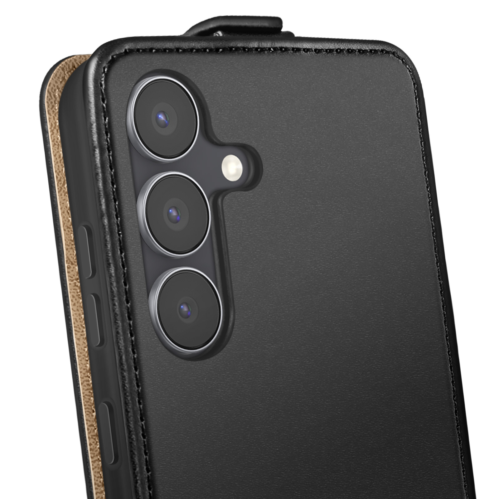 Primo piano di una custodia nera per telefono con tre obiettivi. Il bordo è cucito. Dettagli marroni e neri.