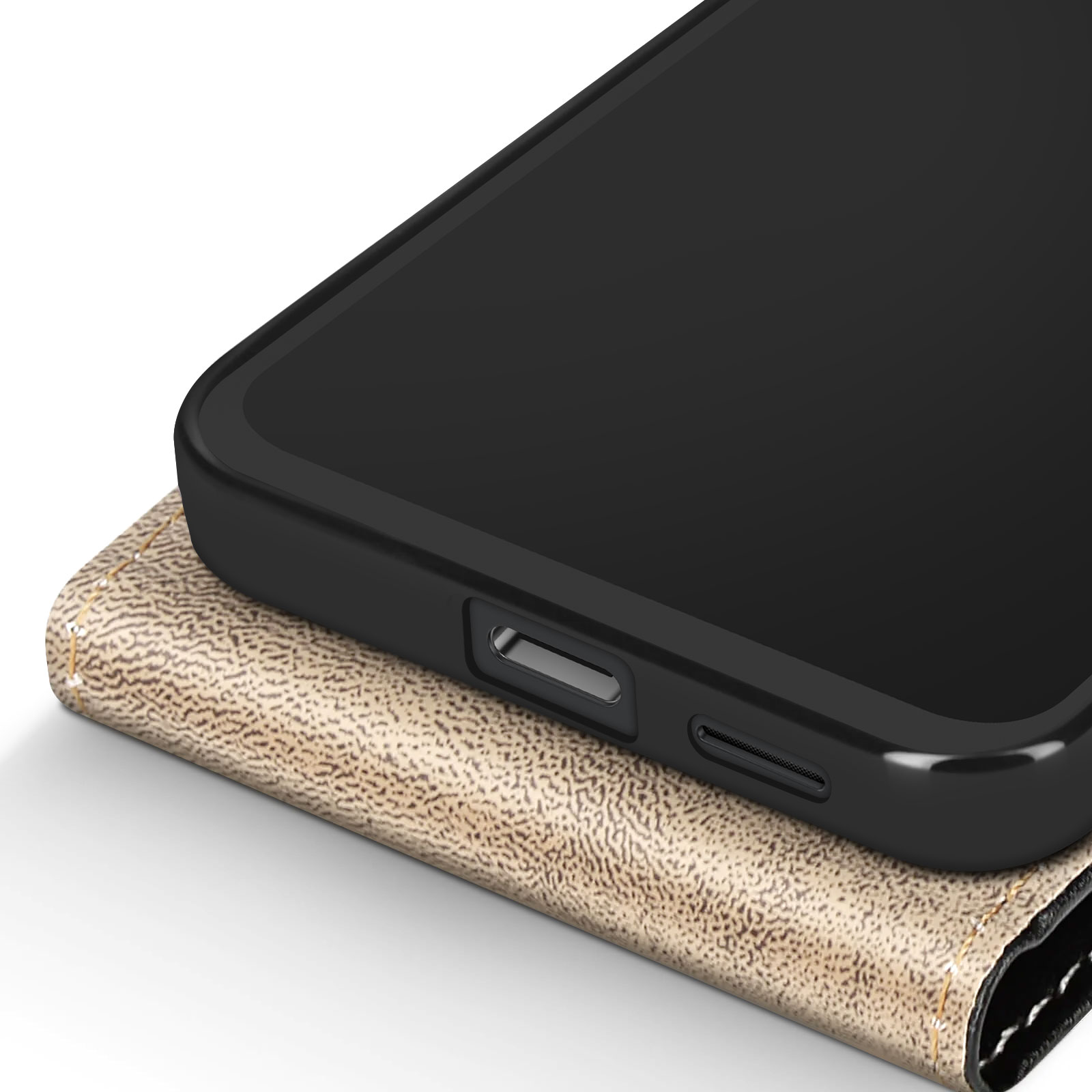 Uno smartphone nero è appoggiato su una superficie strutturata con motivi beige e neri, vista angolata, sfondo bianco.