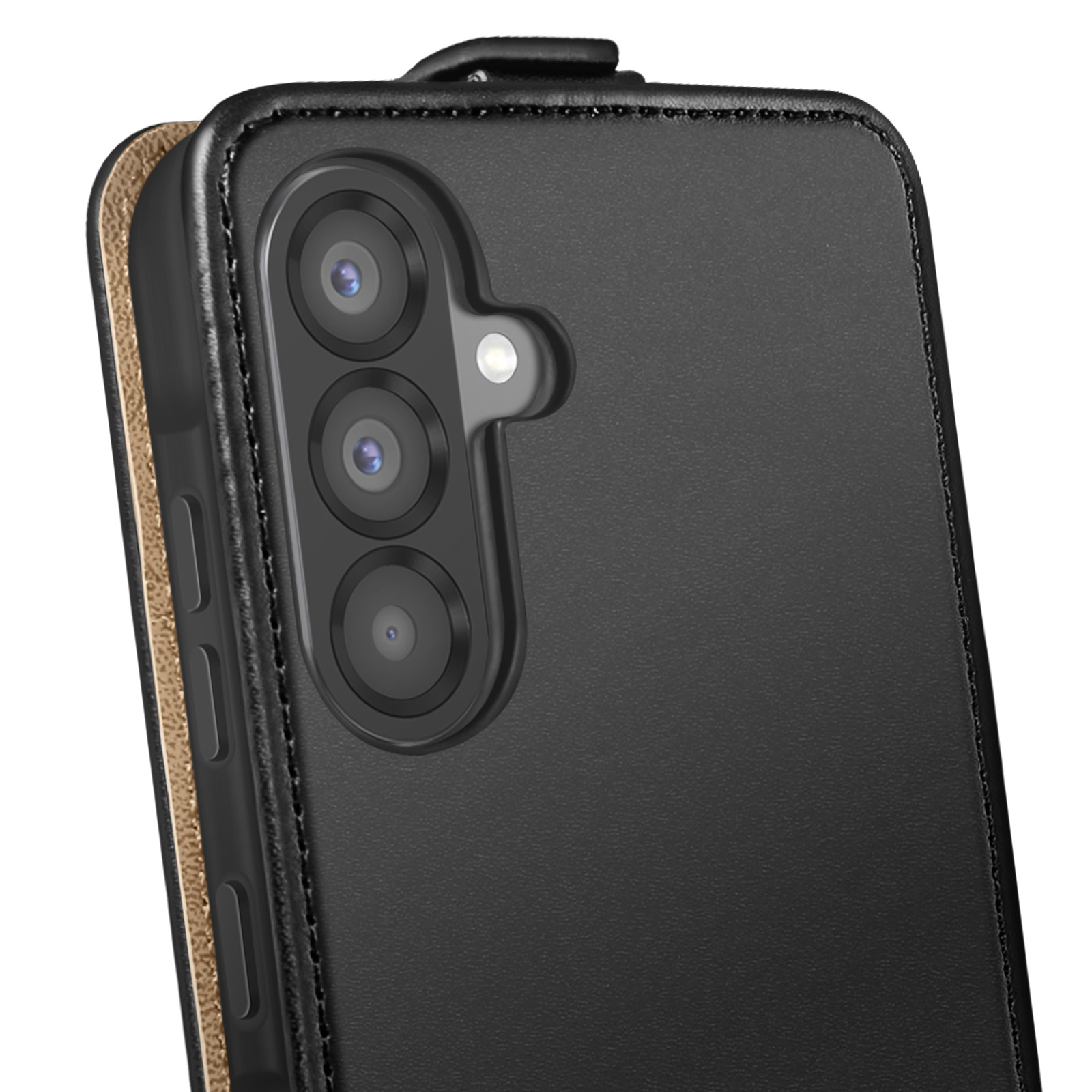 Primo piano di una custodia per telefono nera con un modulo fotocamera. La custodia ha bordi cuciti e un cinturino in pelle.