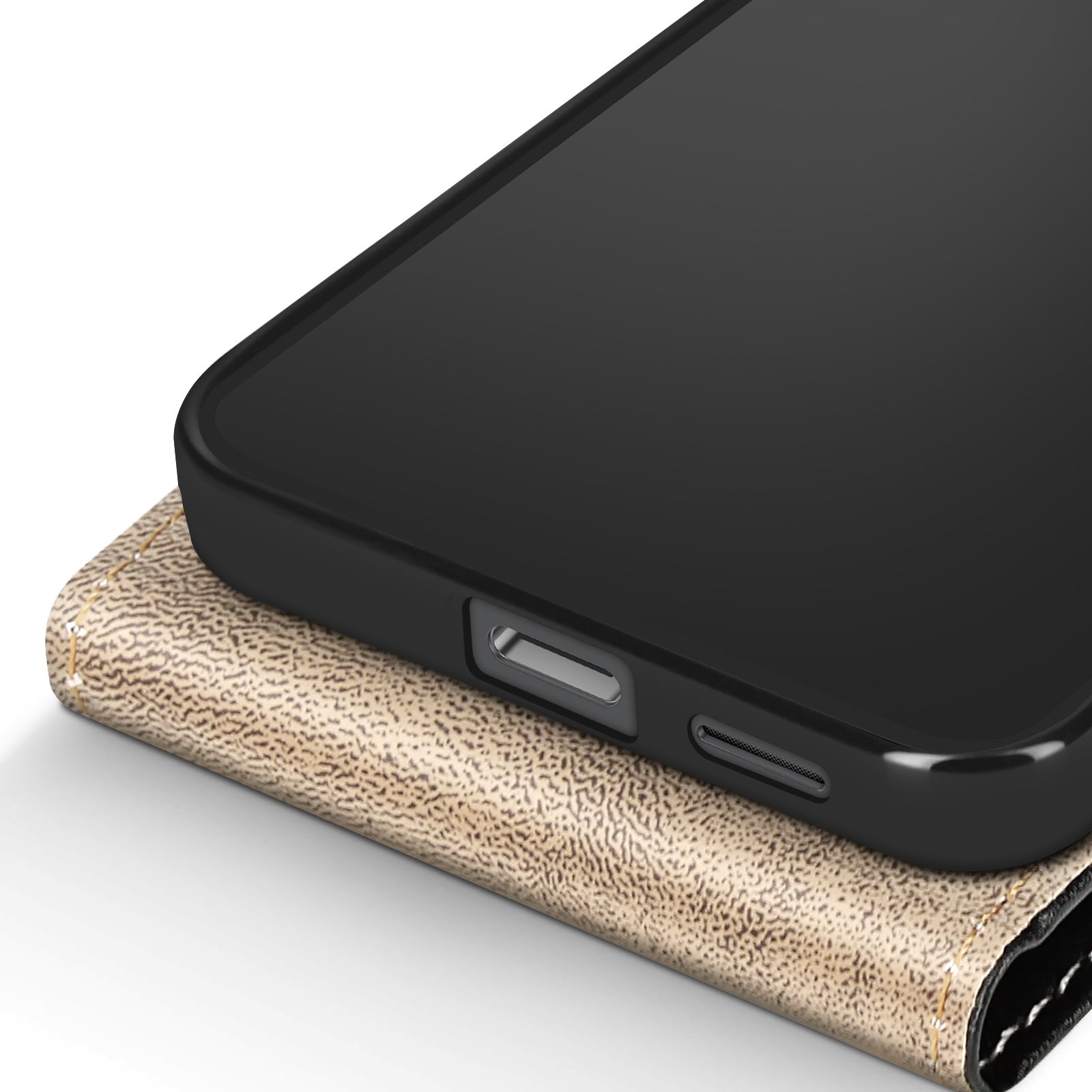 Uno smartphone nero è appoggiato su una custodia marrone strutturata. Il lato del telefono presenta delle porte. Sfondo bianco.