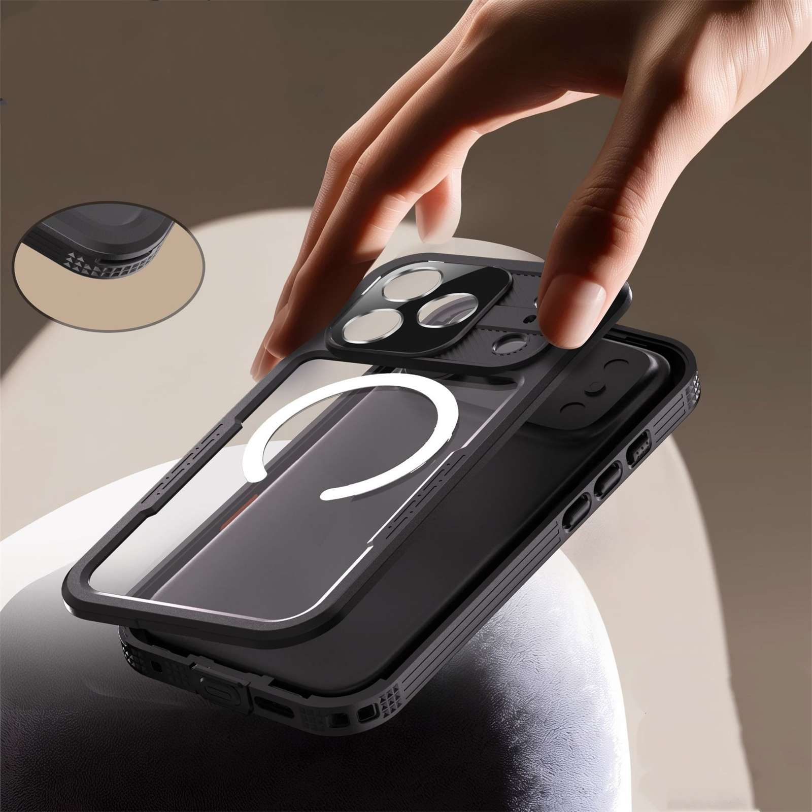 Hand platziert eine schwarze Handyhülle auf einem Telefon. Die Hülle hat eine klare Rückseite und einen schwarzen Rahmen.