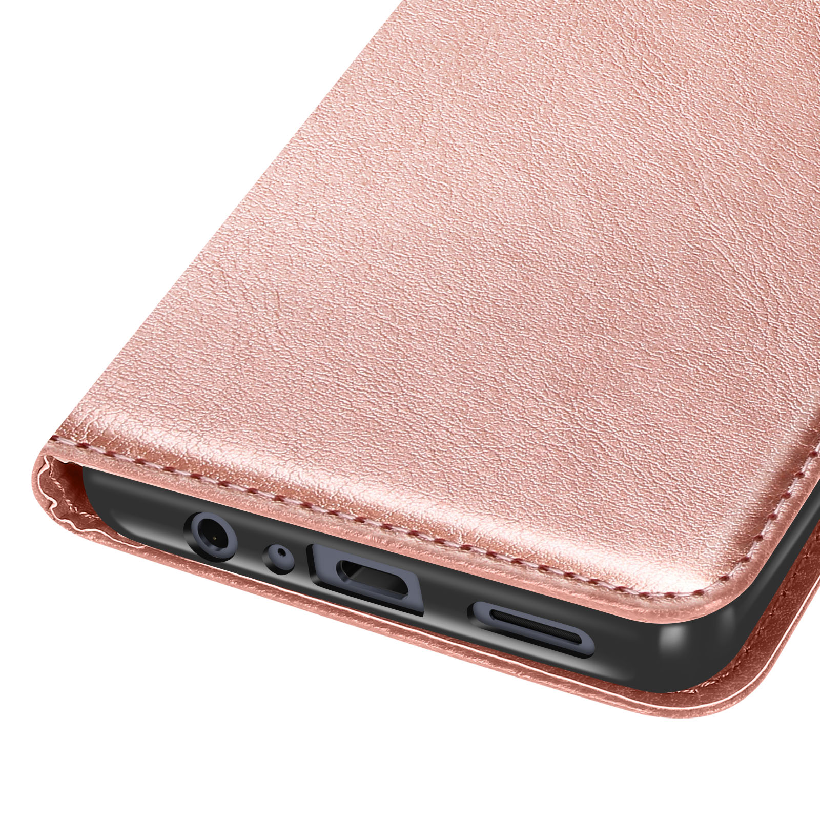 Gros plan sur un étui de téléphone or rose. L'étui est texturé, cousu et montre les ports et les boutons du téléphone.