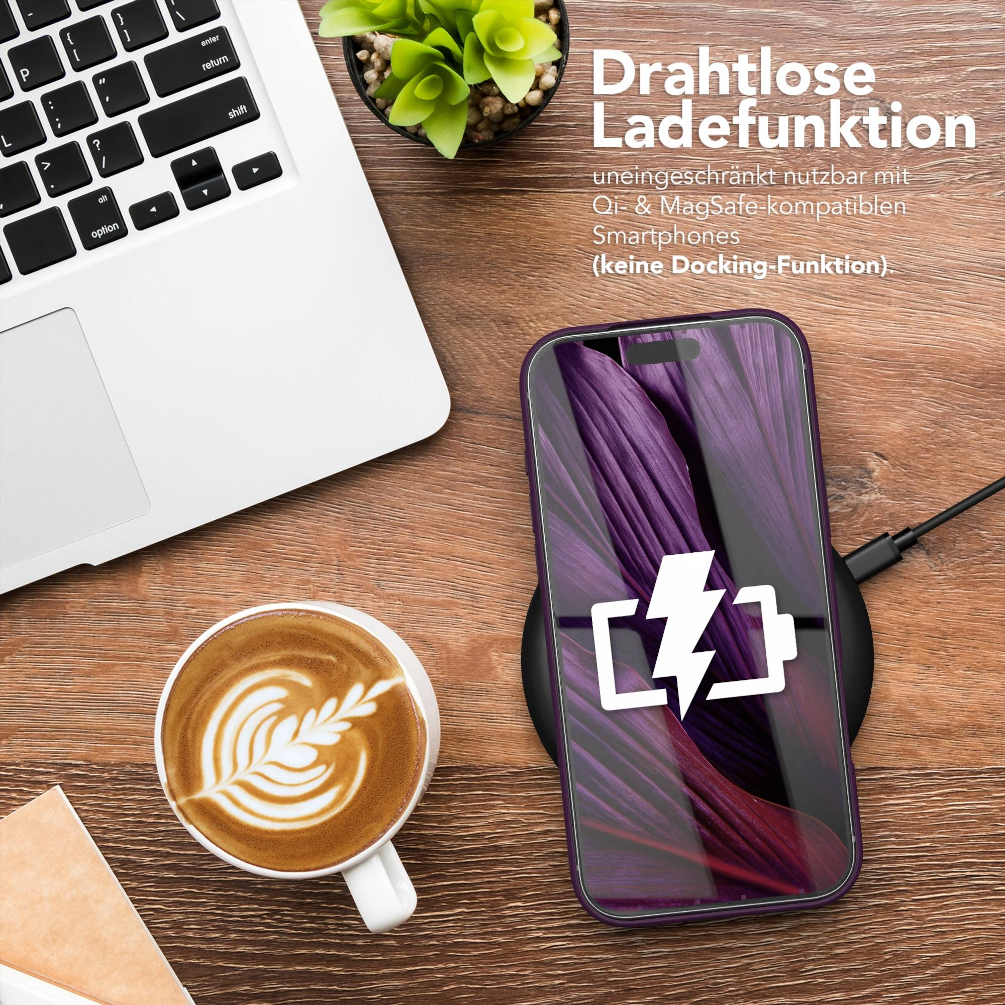 Telefon wird drahtlos geladen, neben einem Laptop und einer Kaffeetasse, auf einer Holzoberfläche.