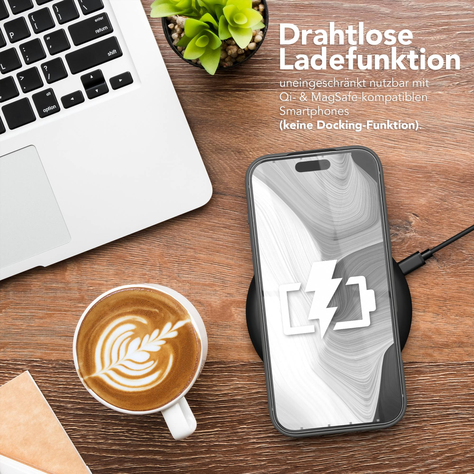Telefon wird kabellos geladen, Kaffee, Laptop und Pflanze auf einem Holztisch. Telefon zeigt ein Batteriesymbol.