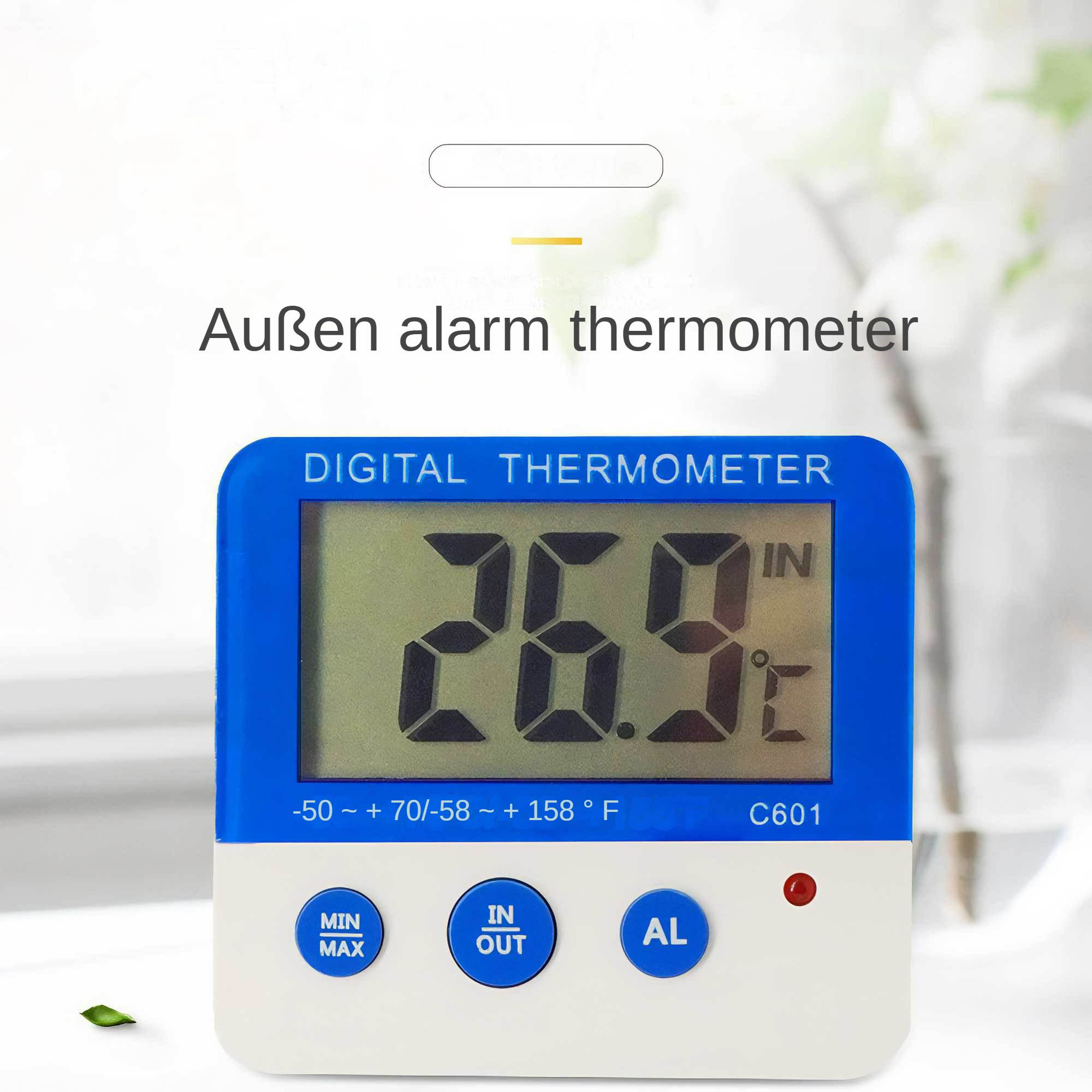 Ein digitales Thermometer zeigt 26,9 Grad an. Es hat ein blau-weißes Gehäuse mit Tasten für Einstellungen und Alarm.