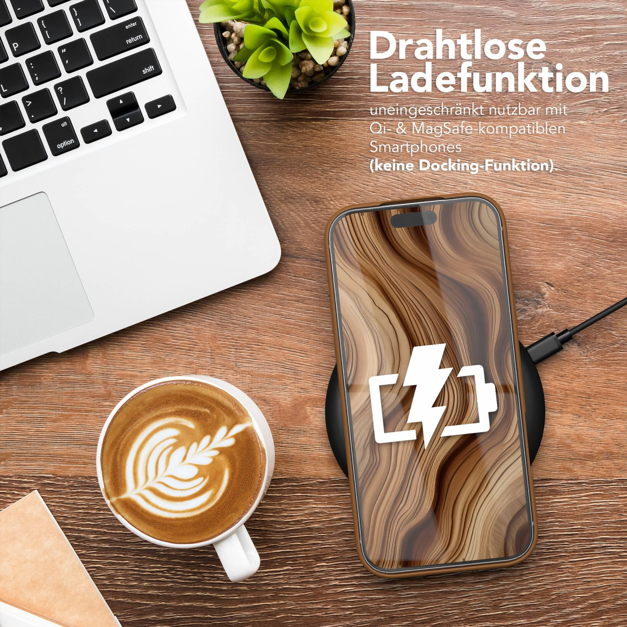 Ein Telefon auf einem kabellosen Ladegerät, ein Laptop und eine Kaffeetasse auf Holz.
