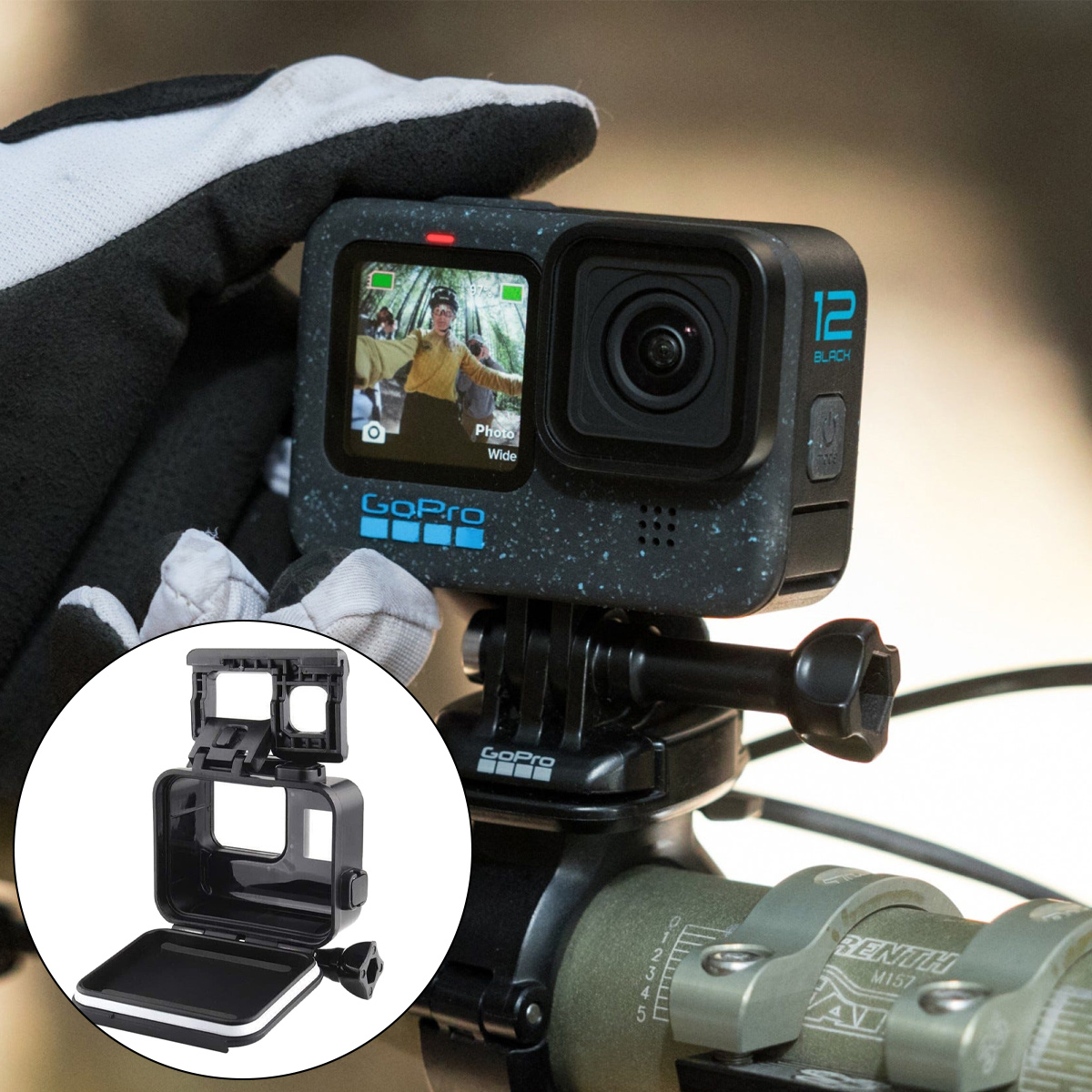 Eine GoPro-Kamera an einem Fahrradlenker befestigt. Die Kamera ist schwarz und zeigt ein Video. Eine Schutzhülle ist ebenfalls sichtbar.