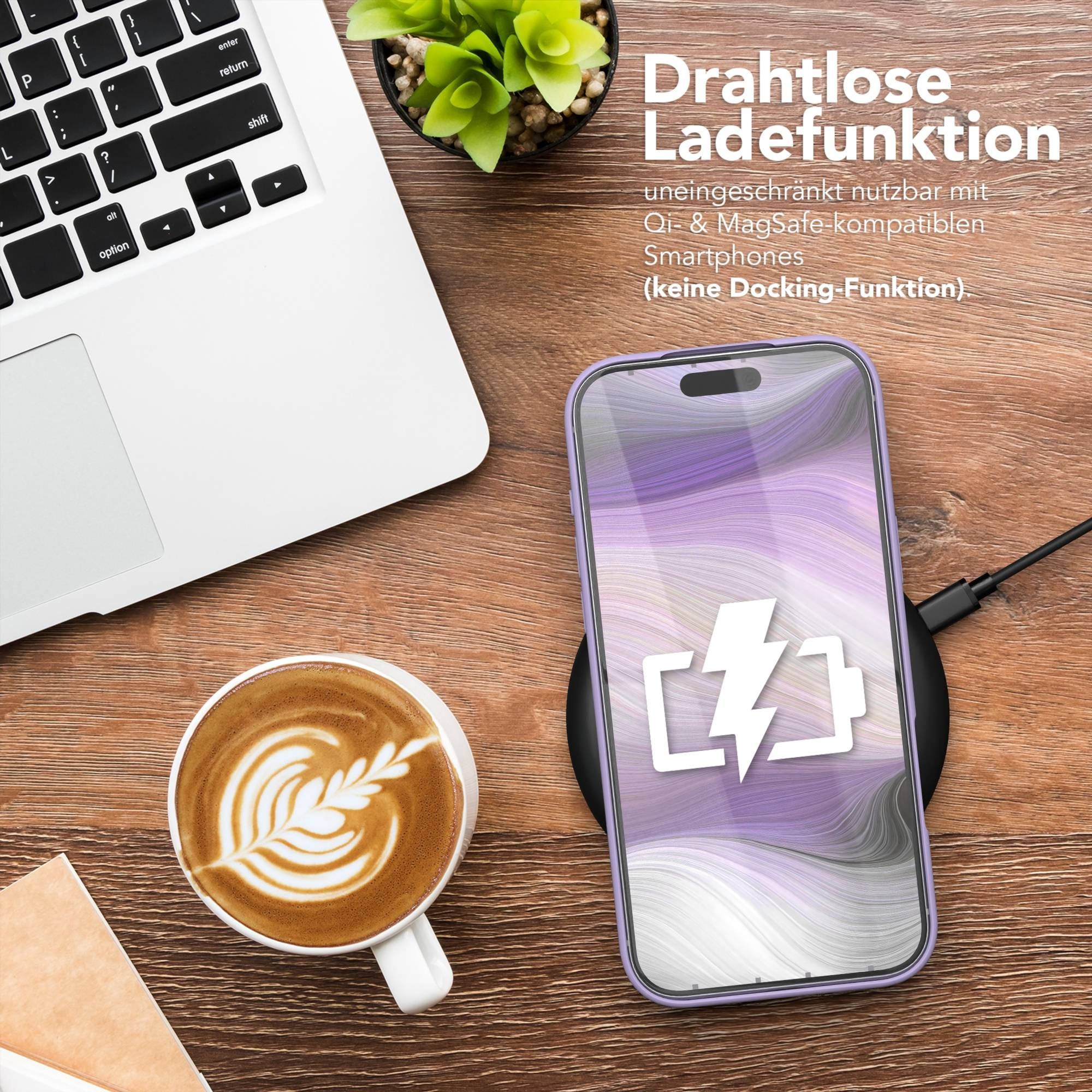Ein Telefon, das auf einem kabellosen Ladegerät geladen wird, ein Laptop und eine Kaffeetasse auf einem Holztisch.