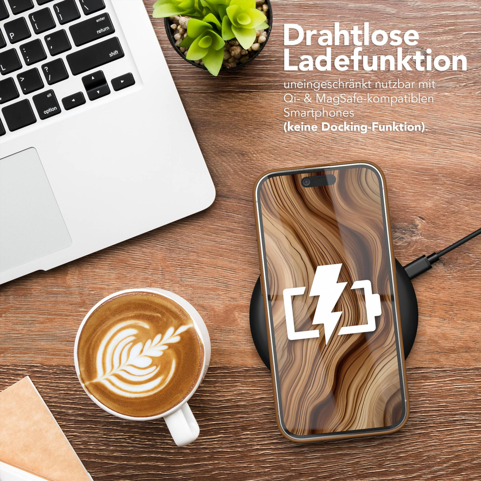 Ein Telefon auf einem kabellosen Ladegerät mit Kaffee, Laptop und Pflanze auf einem Holztisch.
