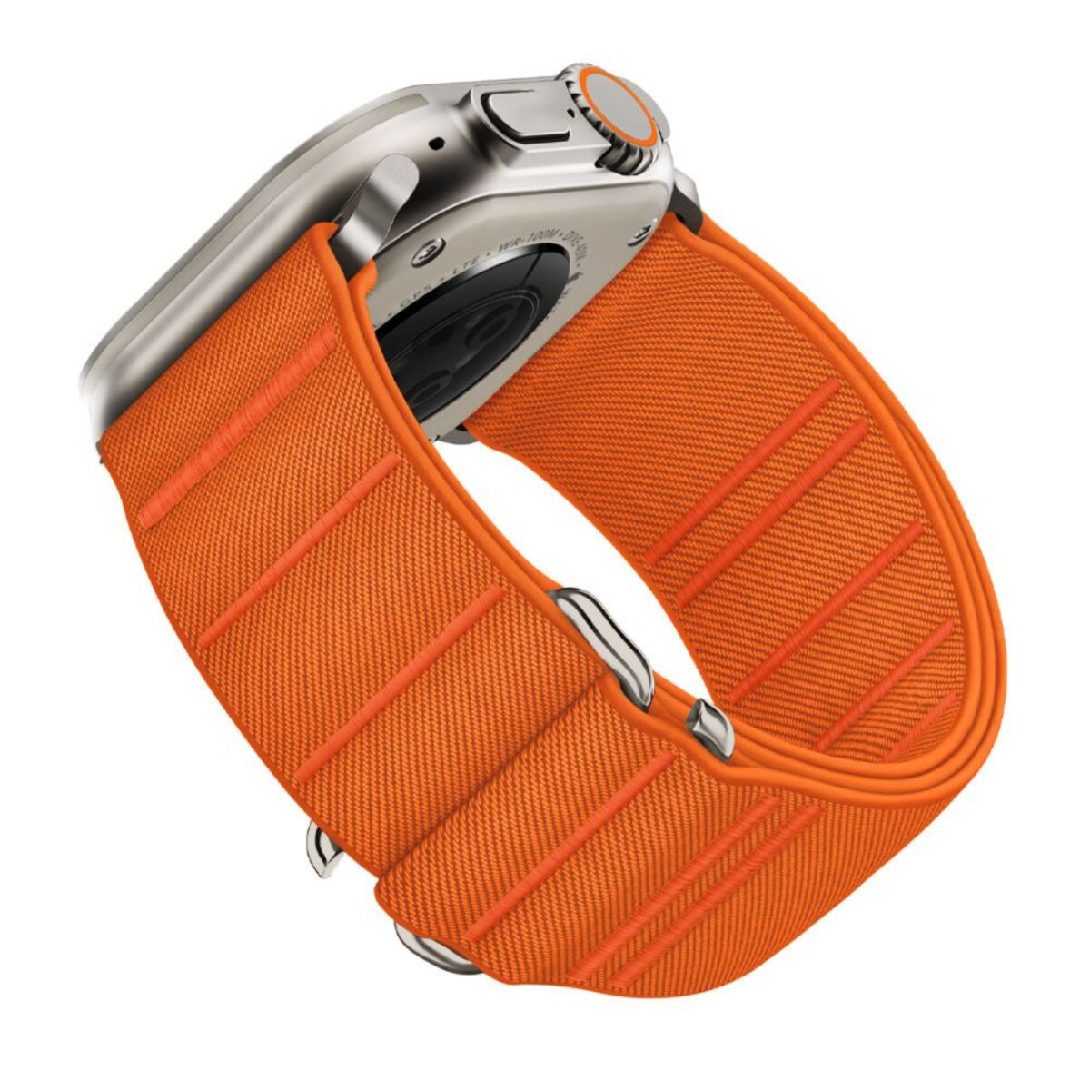 Une montre connectée argentée avec un bracelet orange. Le bracelet a des lignes verticales. La montre est inclinée.