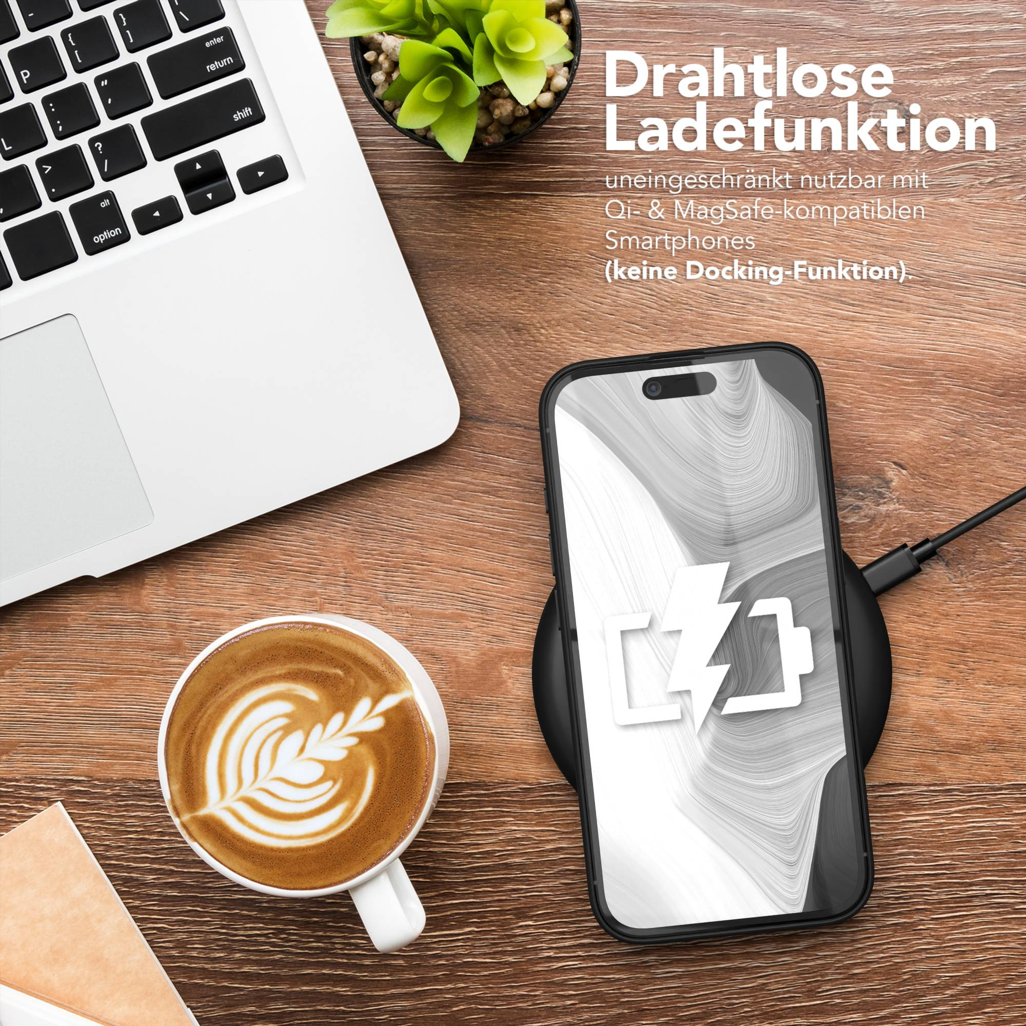 Ein Telefon, das auf einem kabellosen Ladegerät geladen wird, ein Laptop und eine Kaffeetasse auf einem Holztisch.